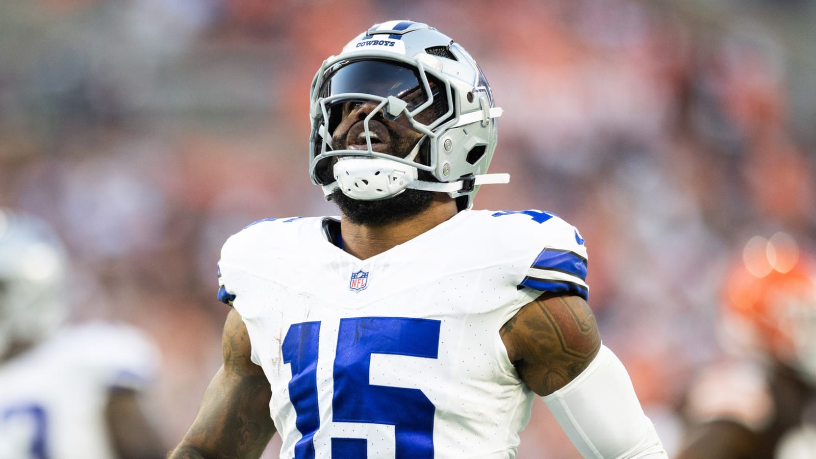 Cowboys bench Ezekiel Elliott