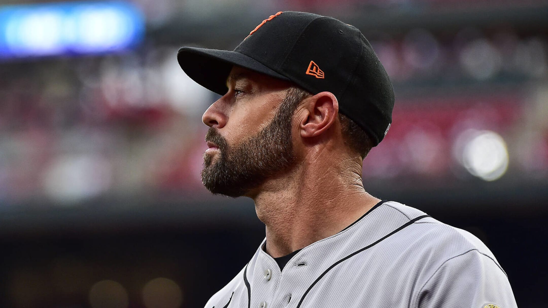 Giants manager Kapler pauses protest, stands for anthem on Memorial Day