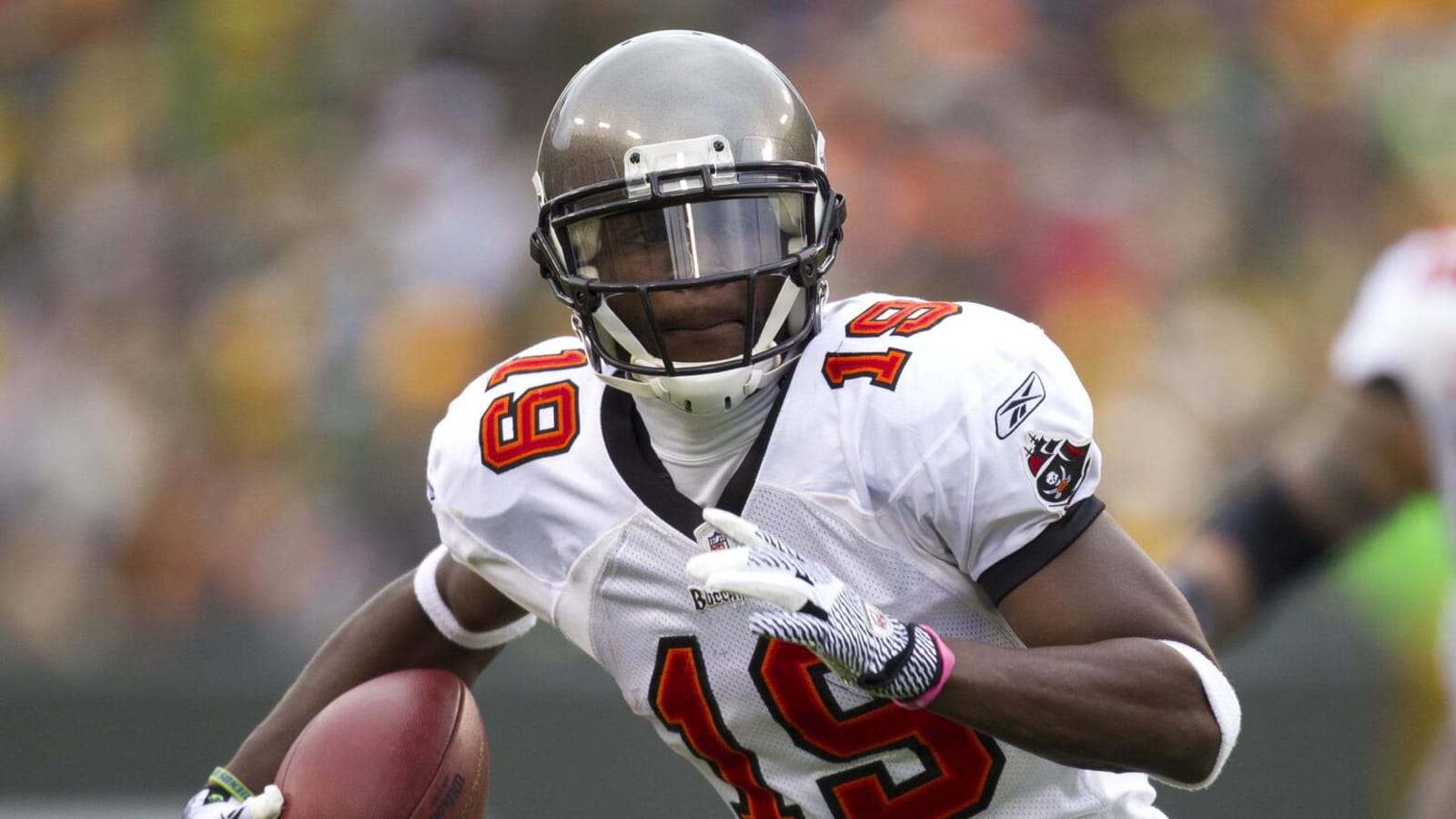 Former Buccaneers WR Mike Williams still alive, on life support despite report of death