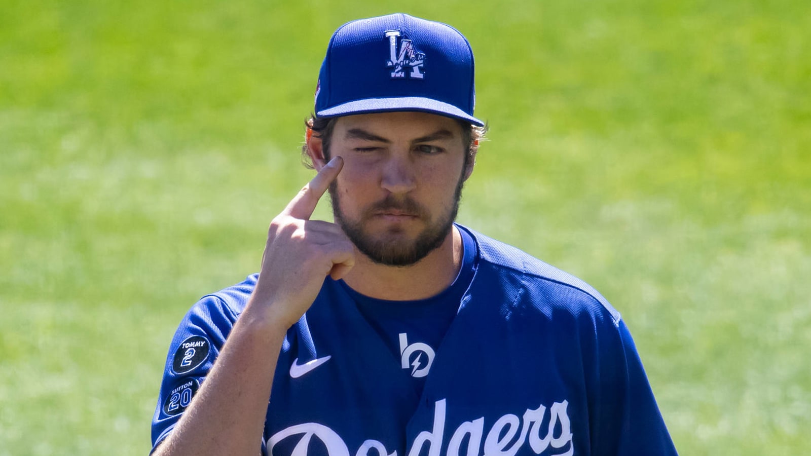 Bauer says he pitched against Padres with one eye closed