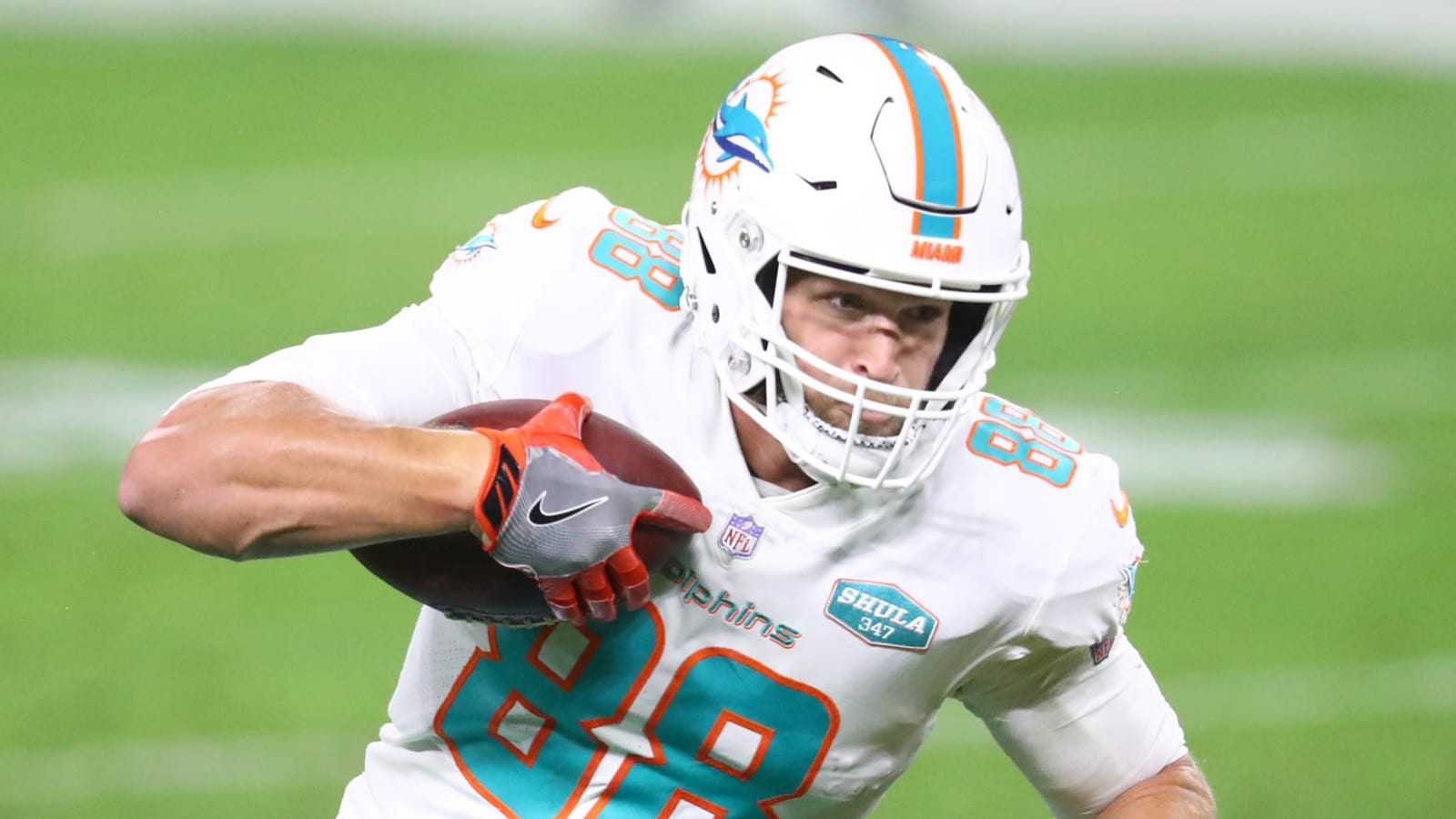 Why haven't the Dolphins moved to extend TE Mike Gesicki?