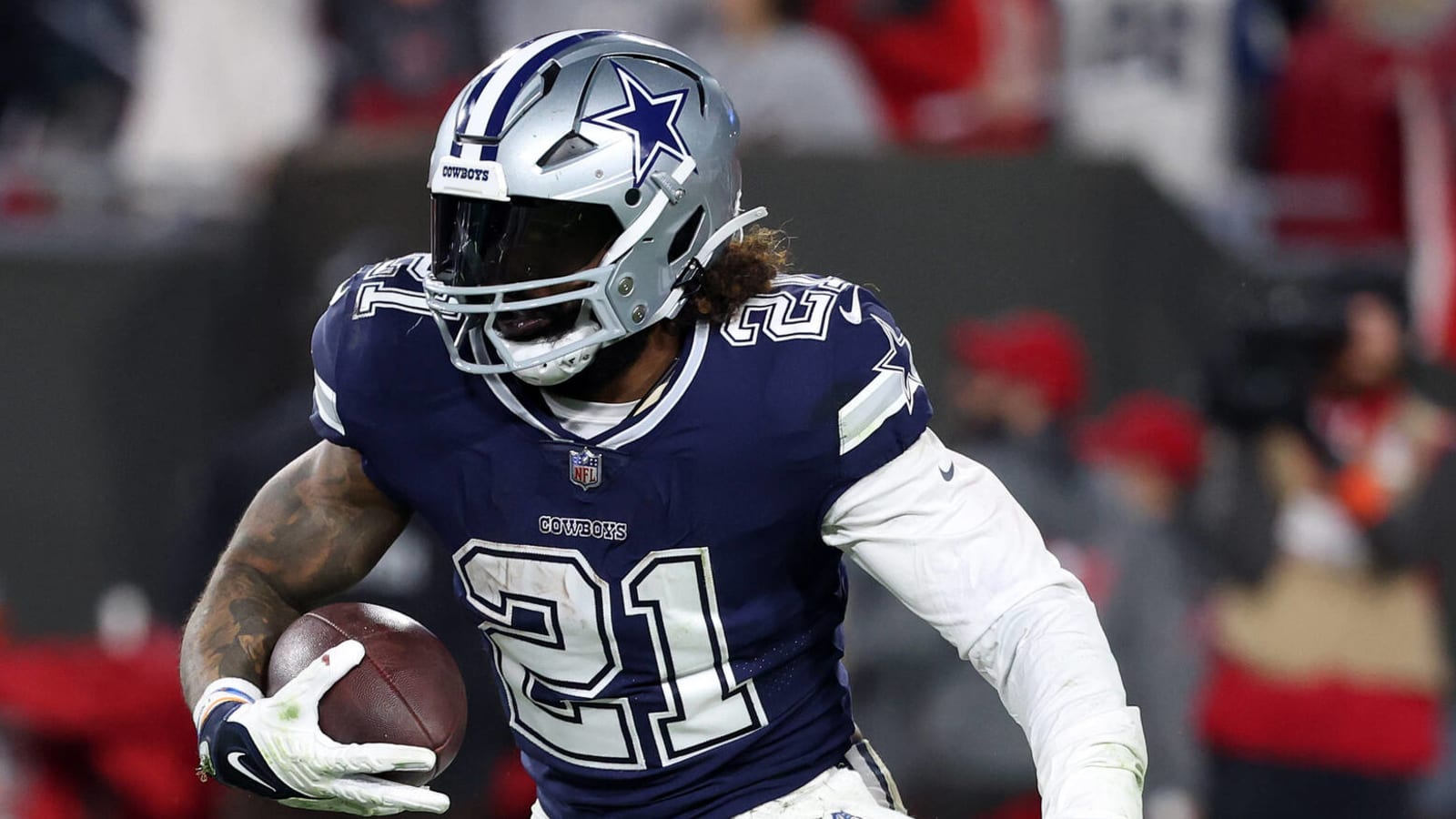 Watch: Ezekiel Elliott swap jerseys with Kareem Hunt 