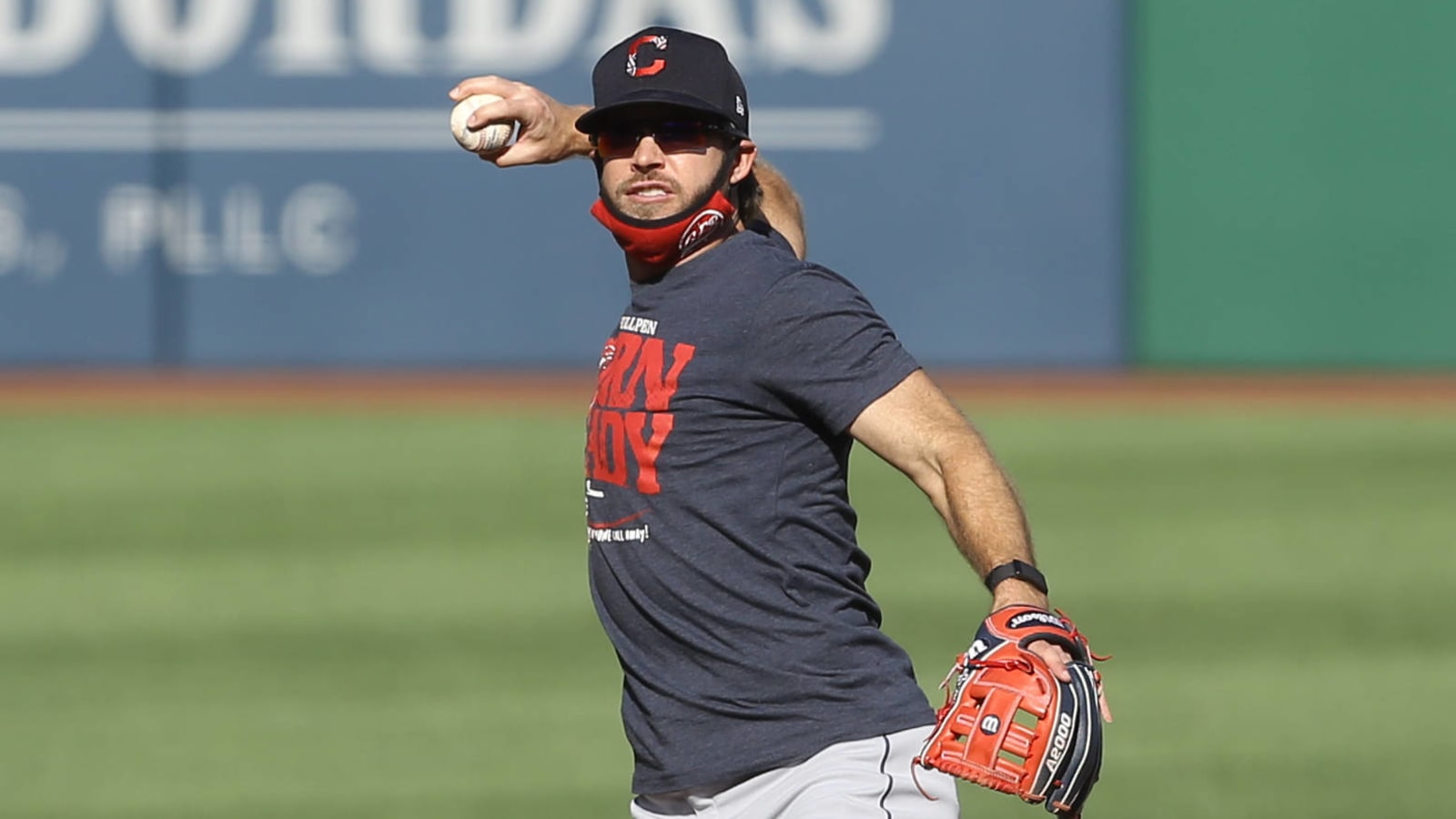 Indians re-sign veteran Mike Freeman to minors deal