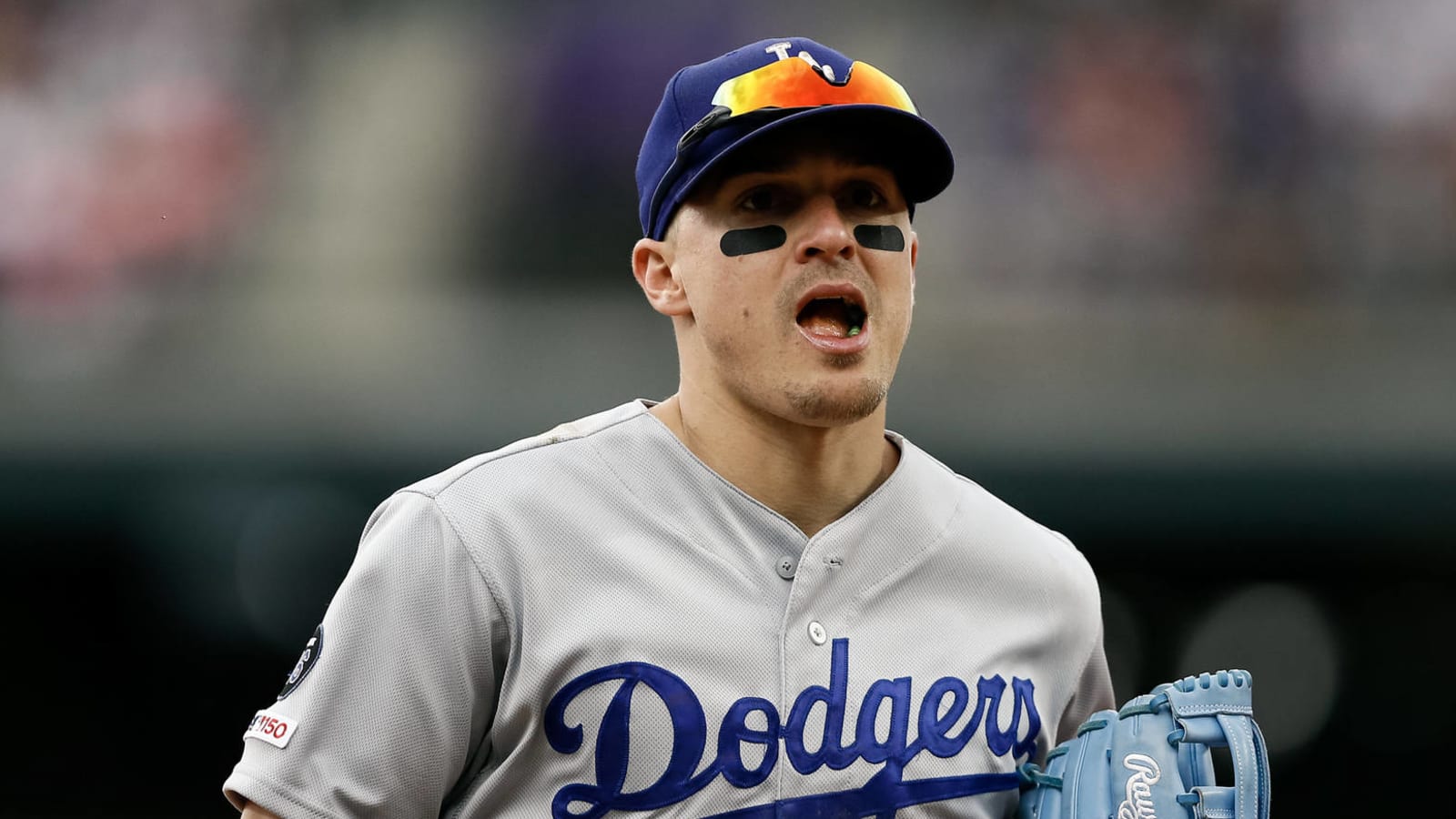 Dodgers' Kiké Hernandez gave his batting gloves to a fan in