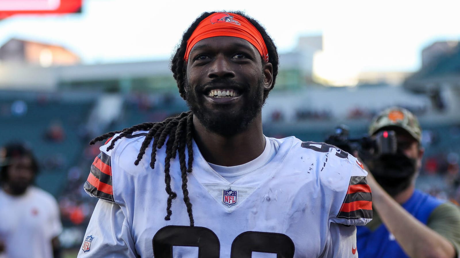 Jadeveon Clowney re-signs with Browns on one-year deal