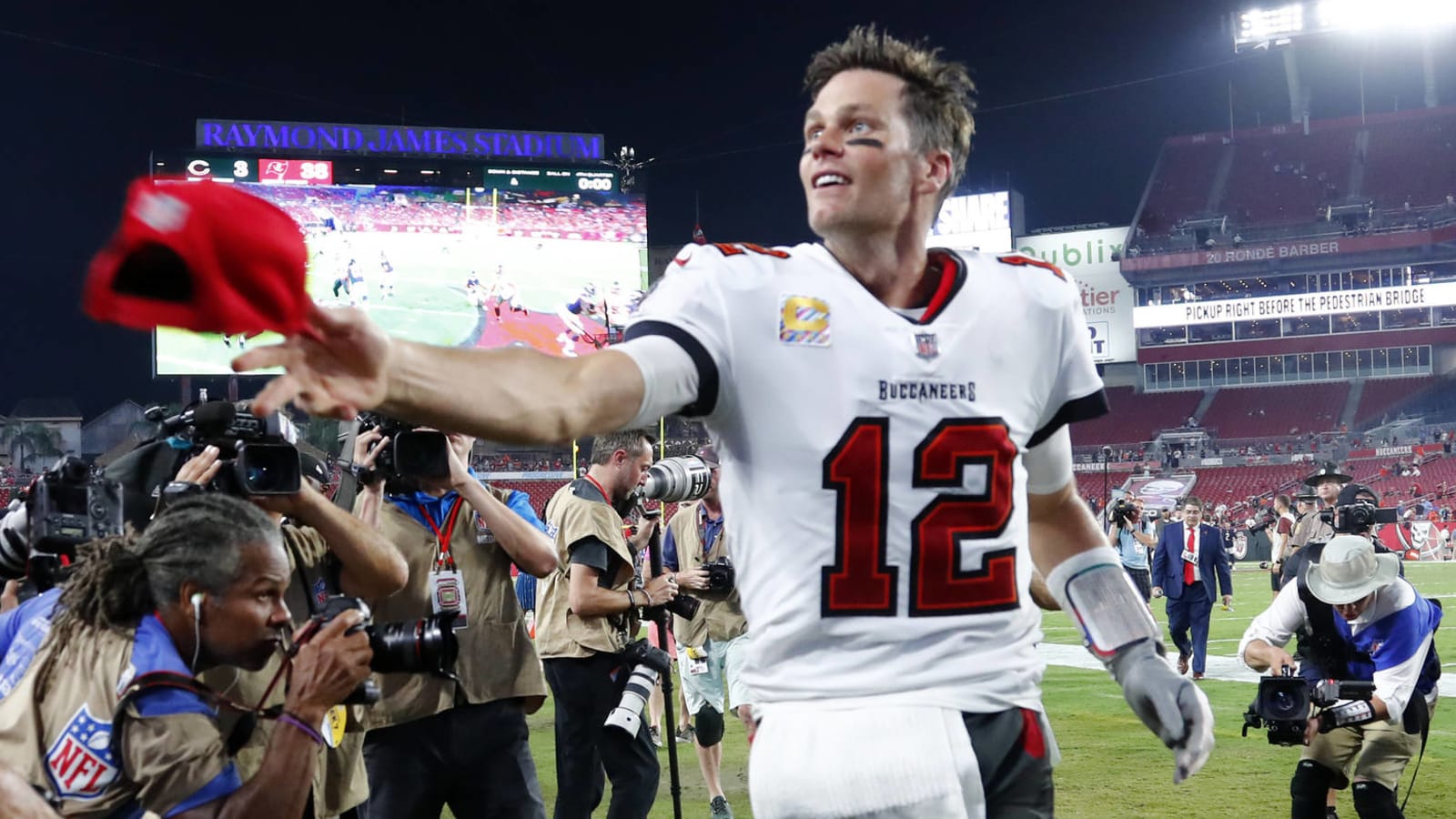 Bucs lavish gifts upon fan who returned Brady's 600th TD ball