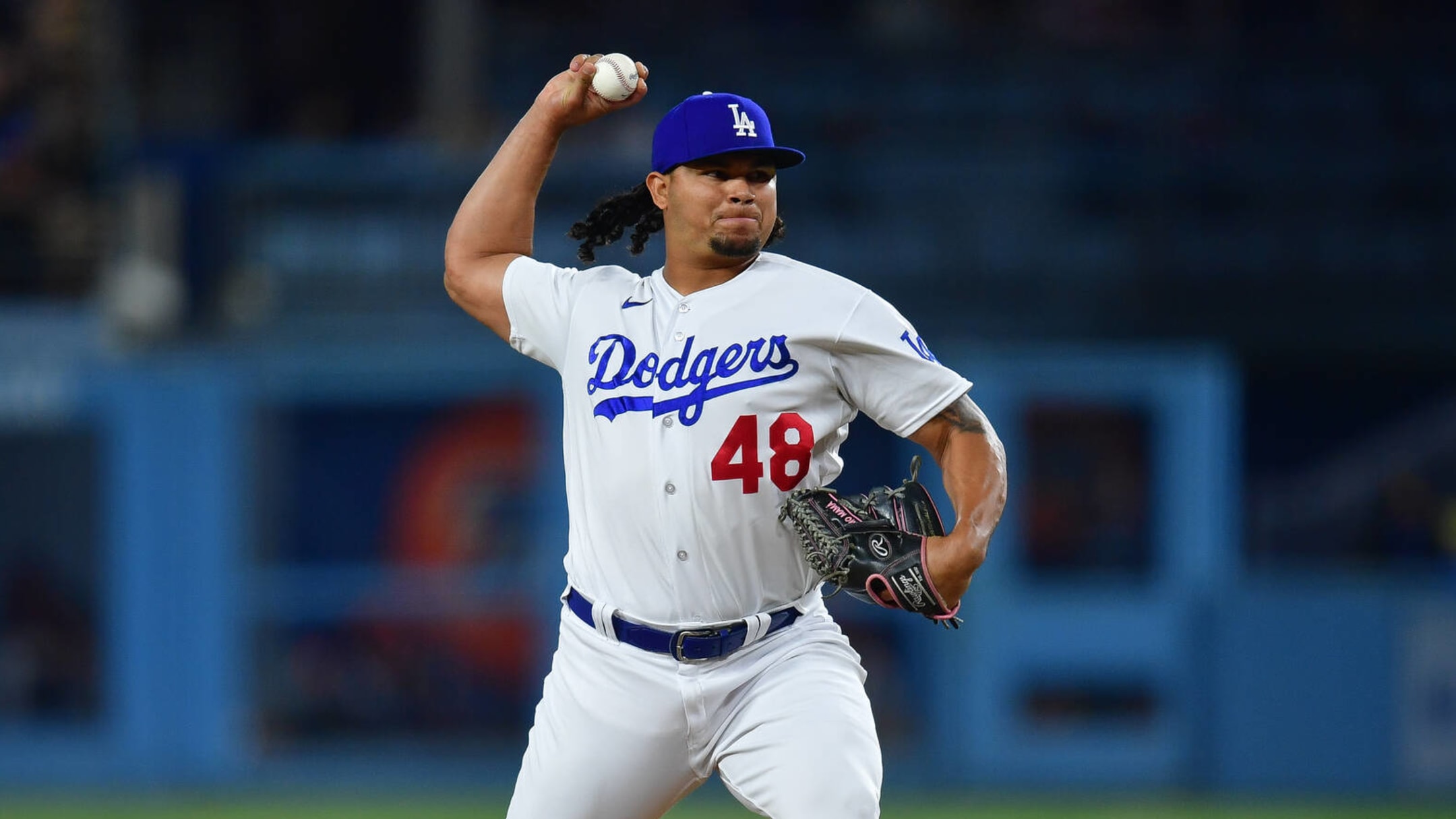 Watch Dodgers pitchers mom throws perfect first pitch Yardbarker
