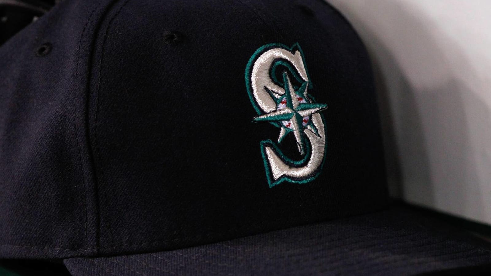 Mariners promote Justin Hollander to general manager