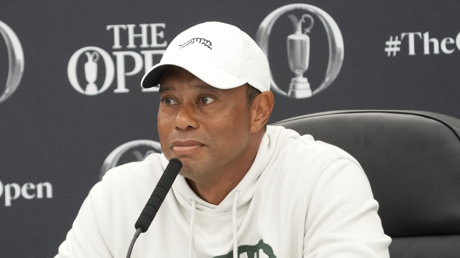 Tiger Woods dunks on Colin Montgomerie