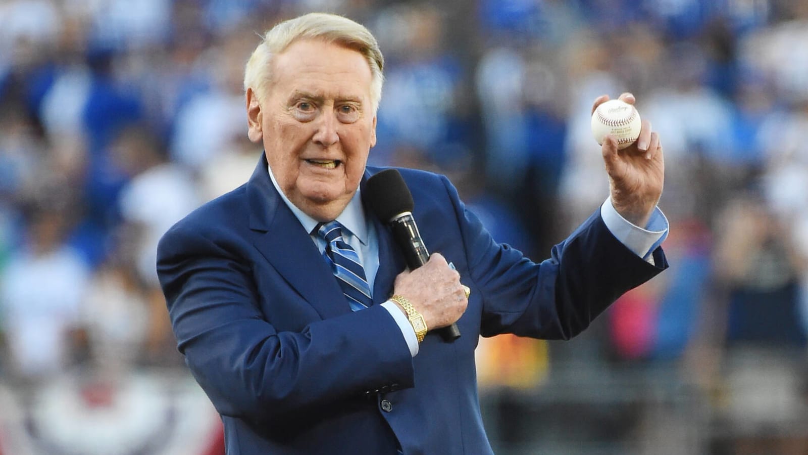 Dodgers honoring Vin Scully with microphone patch