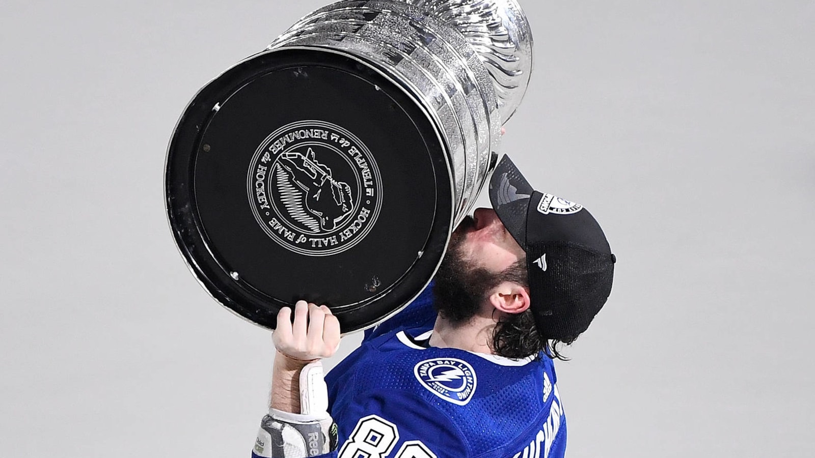 Lightning star Nikita Kucherov trolls haters with '$18 million over the cap' t-shirt