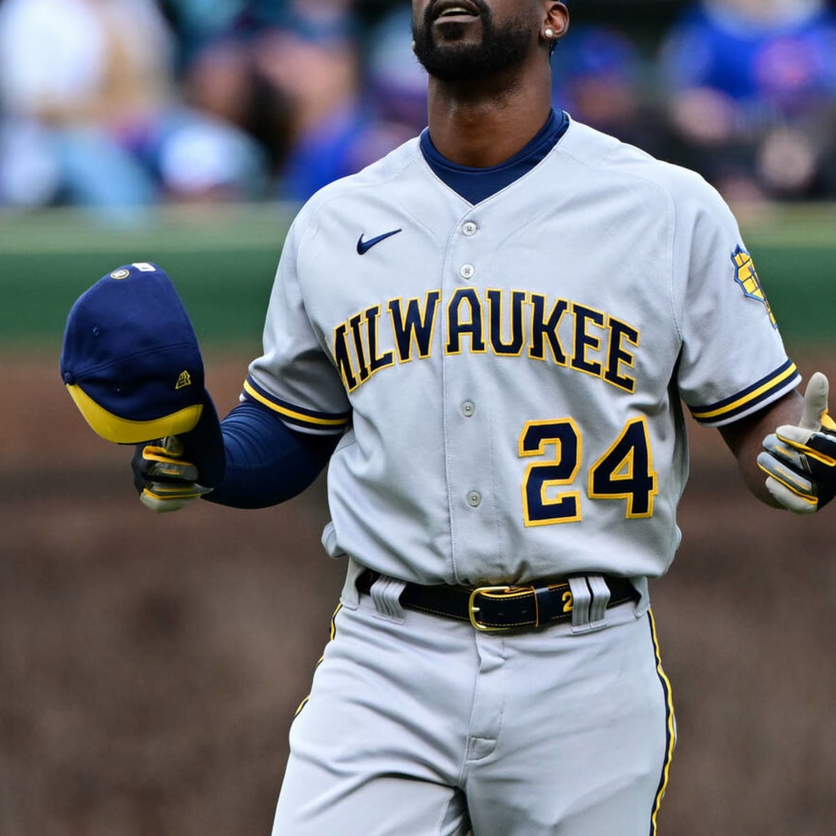 Brewers, Cubs benches clear after Andrew McCutchen HBP