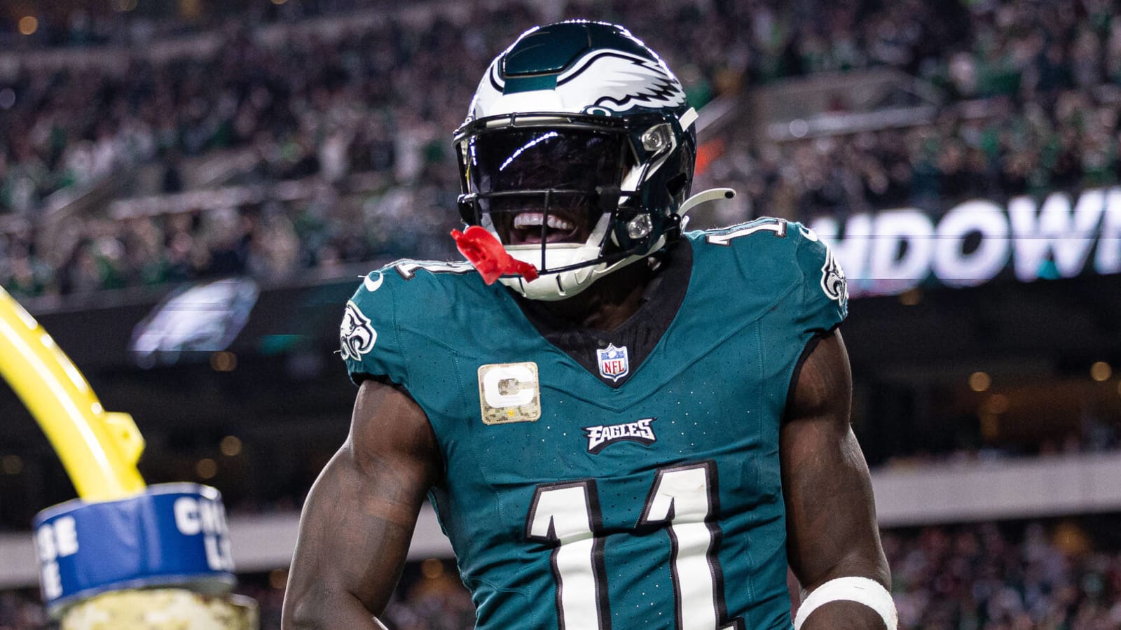 A.J. Brown goes off on fan for criticizing Eagles offensive play