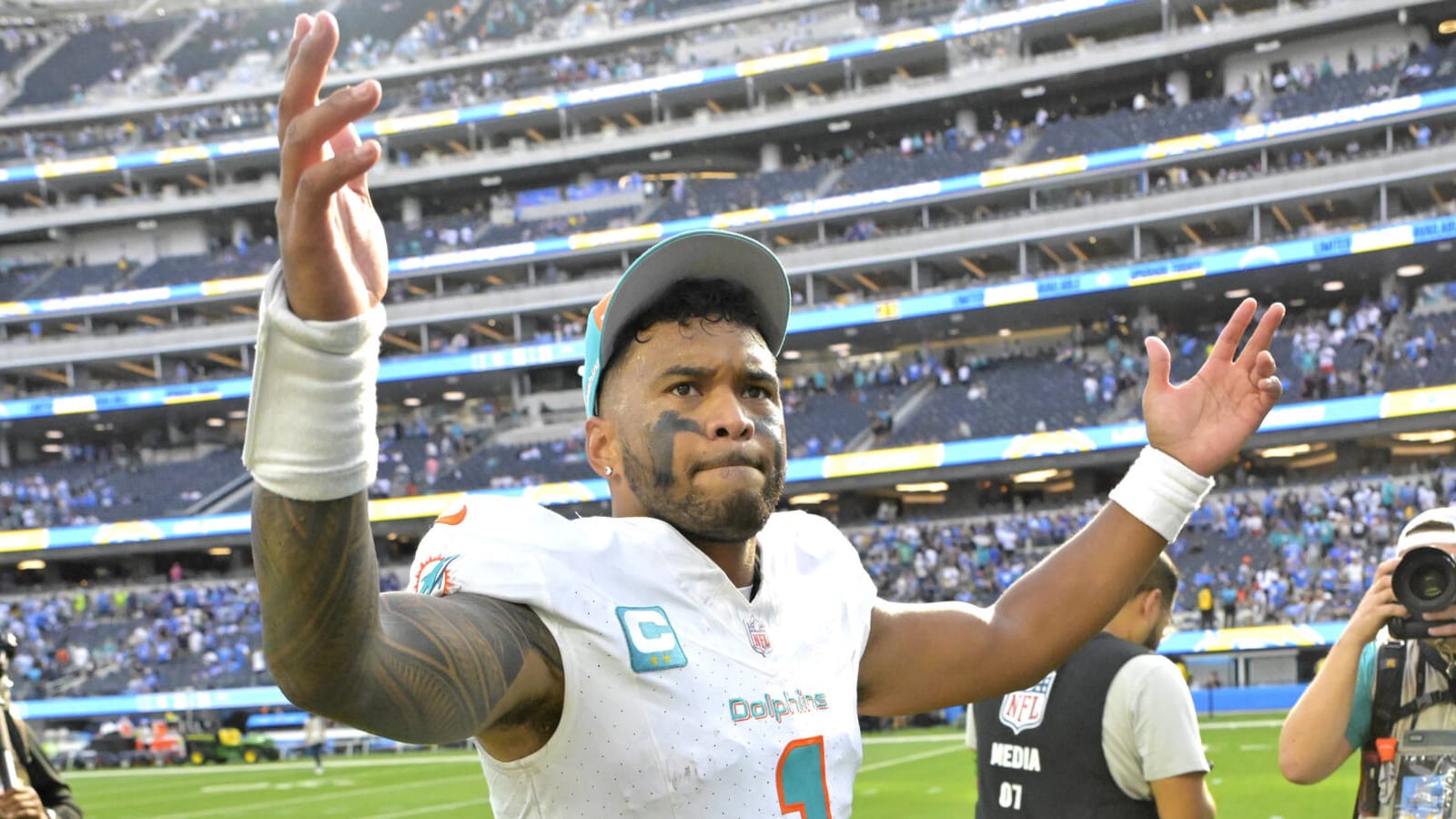 Tyreek Hill explains how Tua Tagovailoa is like LeBron James Yardbarker