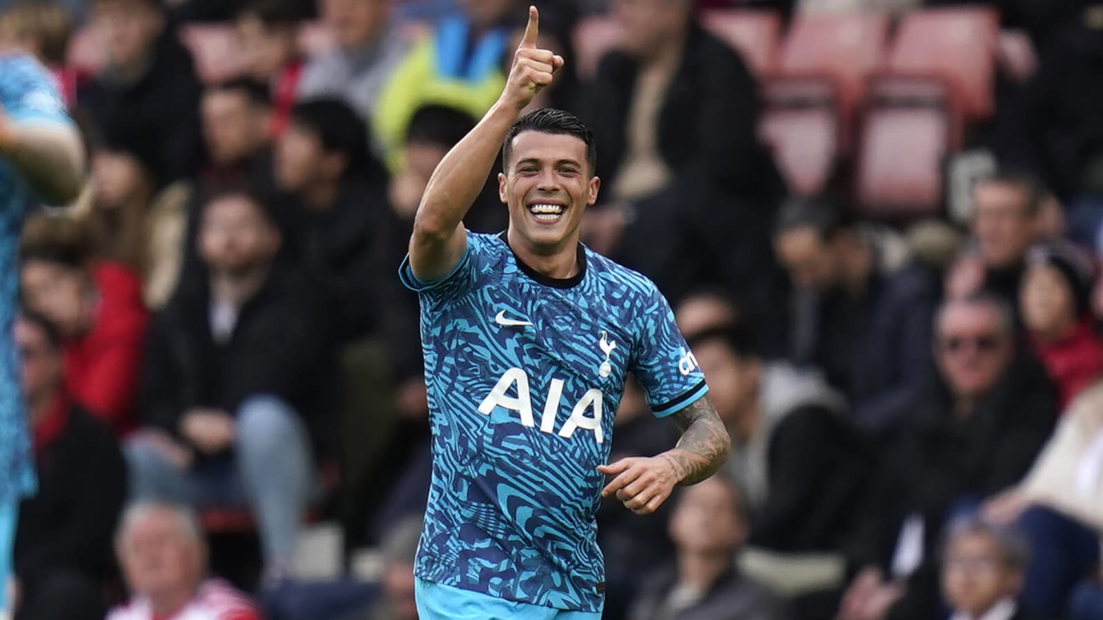 Watch: Pedro Porro gives Tottenham hope with stunner against Man United
