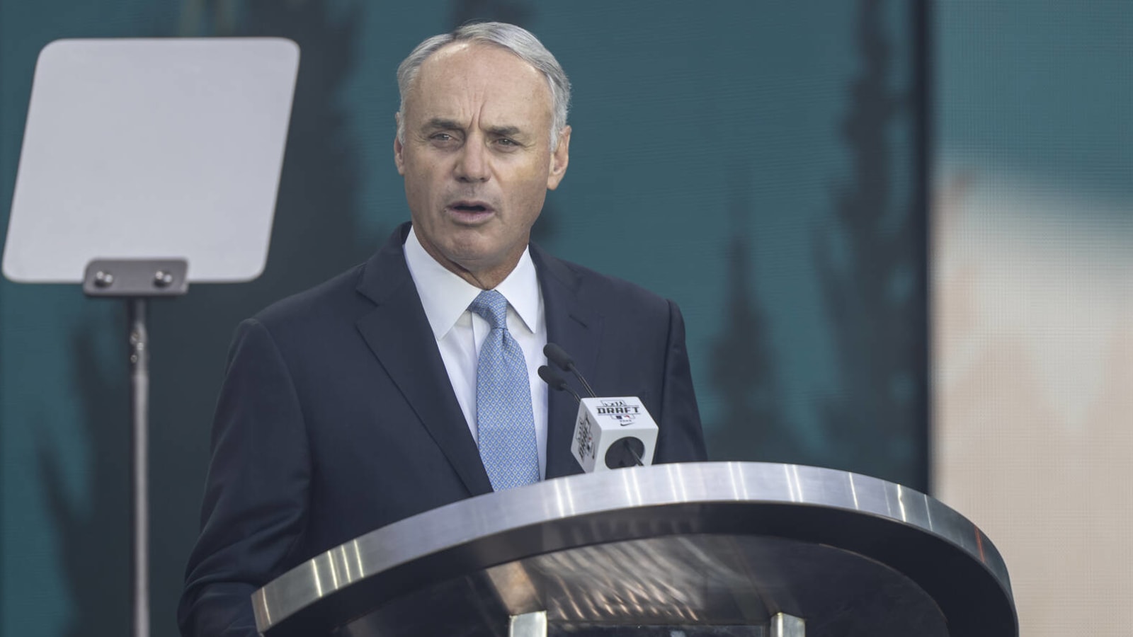 Watch: MLB commissioner serenaded by unhappy fans