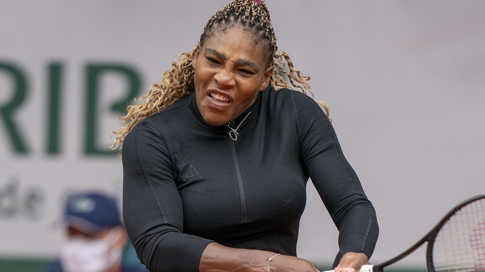 Serena Williams cruises to French Open first-round win