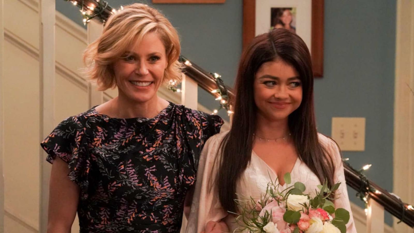 'It Is All Too Easy To Feel Isolated And Misunderstood': Sarah Hyland Is Grateful To ‘Modern Family’ Mother Julie Bowen For Help During Her Abusive Relationship
