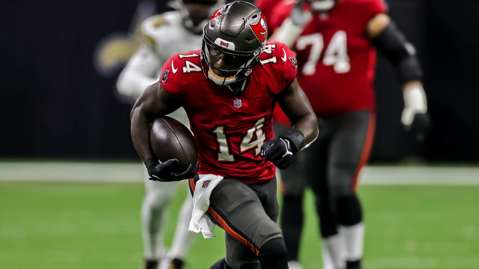 Bucs WR Chris Godwin to miss time with knee injury