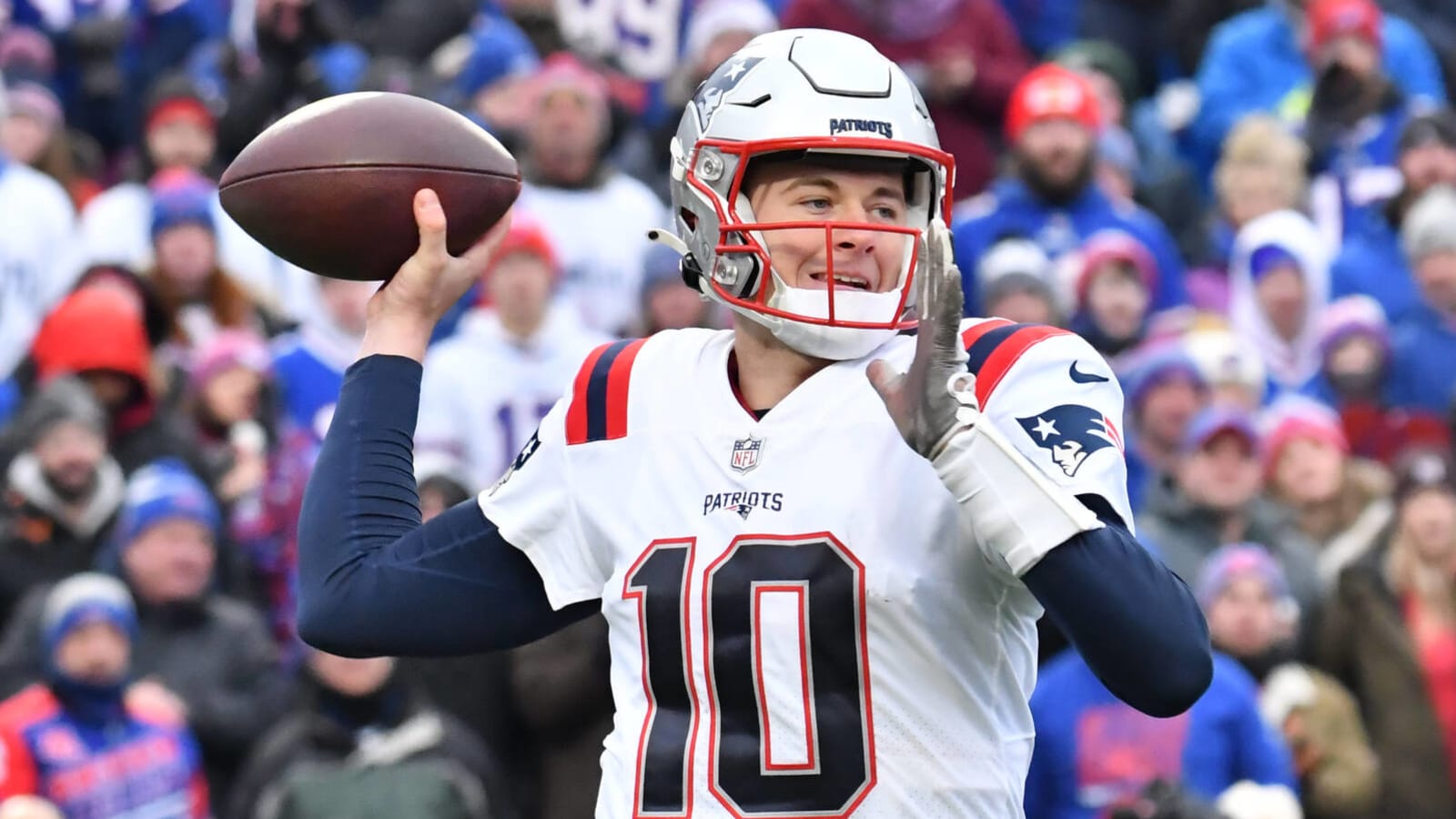 Patriots QB Mac Jones looks 'confident' in offseason workout photos