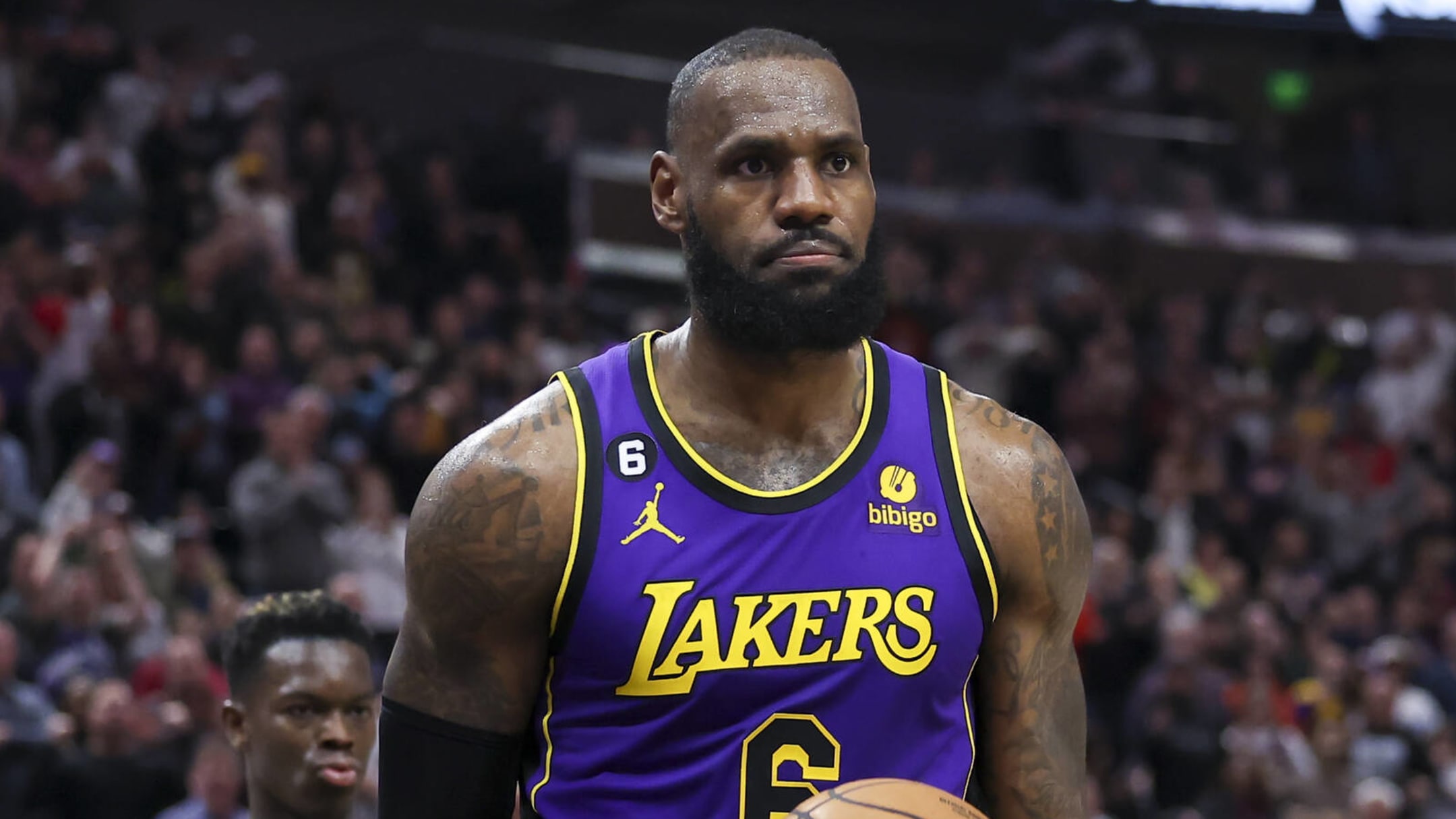 LeBron James hits clutch jumper to lead Los Angeles Lakers to