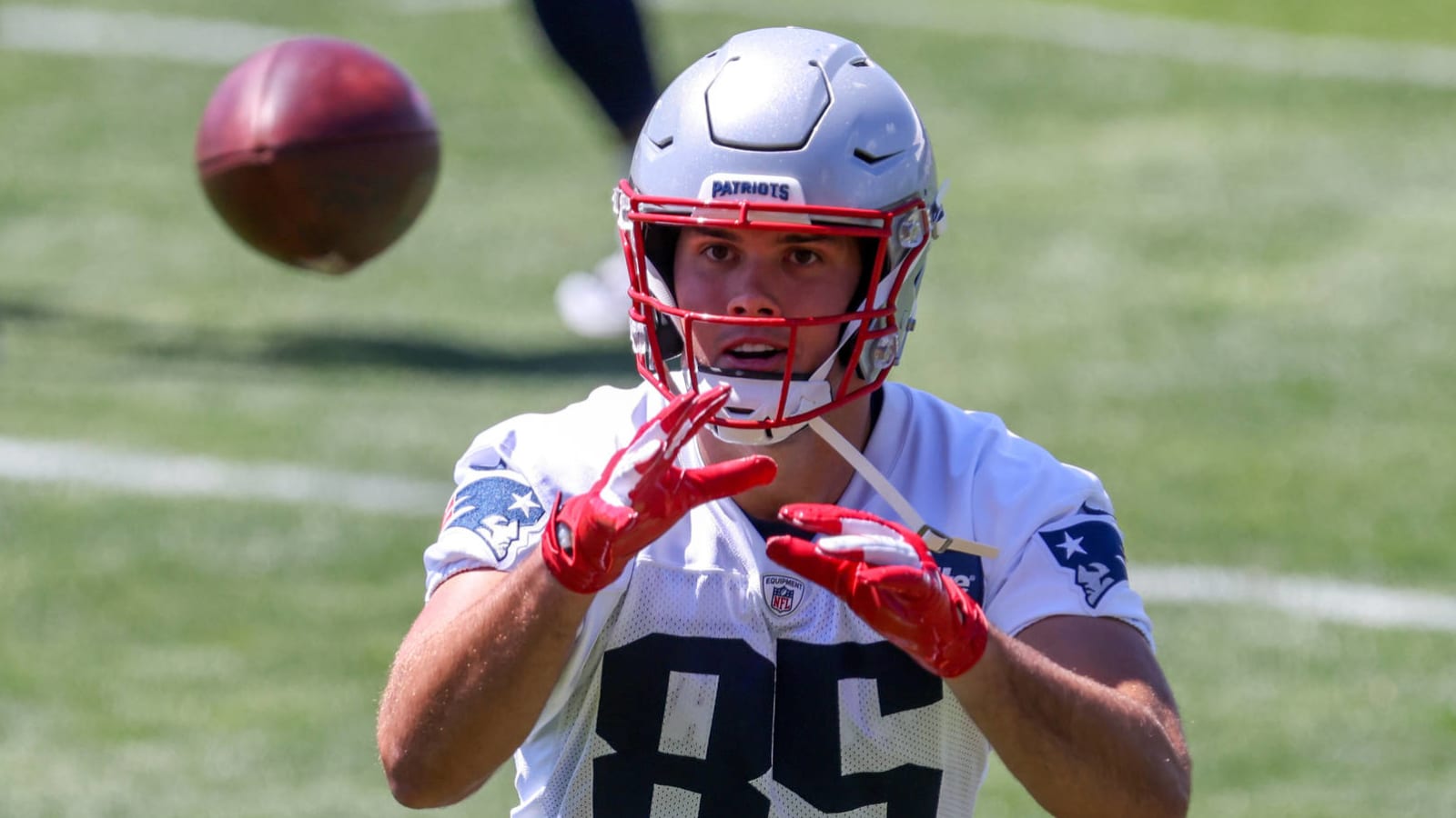 Patriots TE Hunter Henry to undergo MRI on shoulder