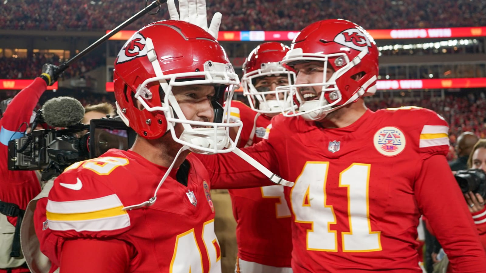 Chiefs clinch ninth straight division title with wild walk-off FG