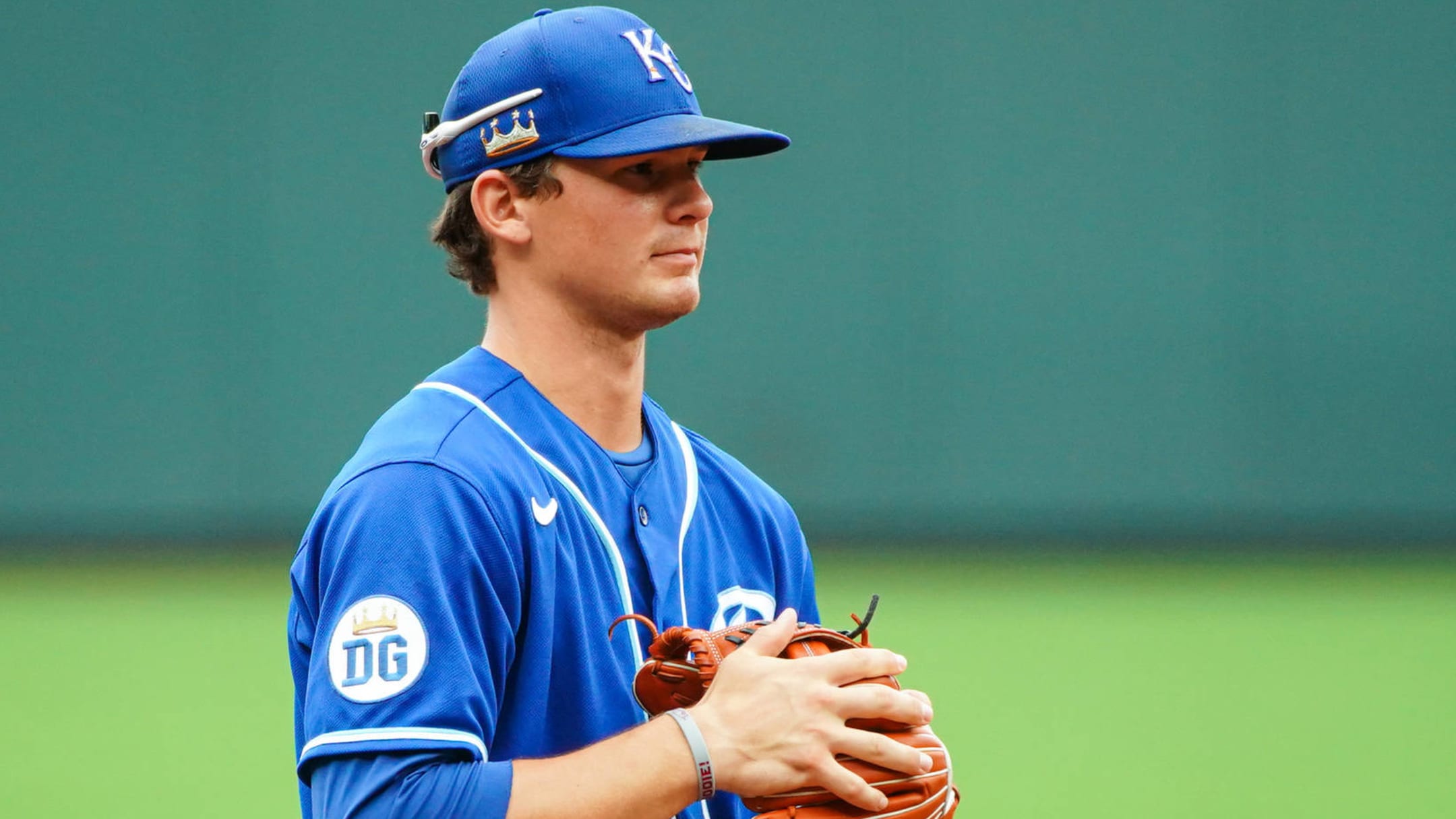 VIDEO: Top Pick Bobby Witt Jr. Officially Signs Contract and Wears Royals  Jersey for First Time