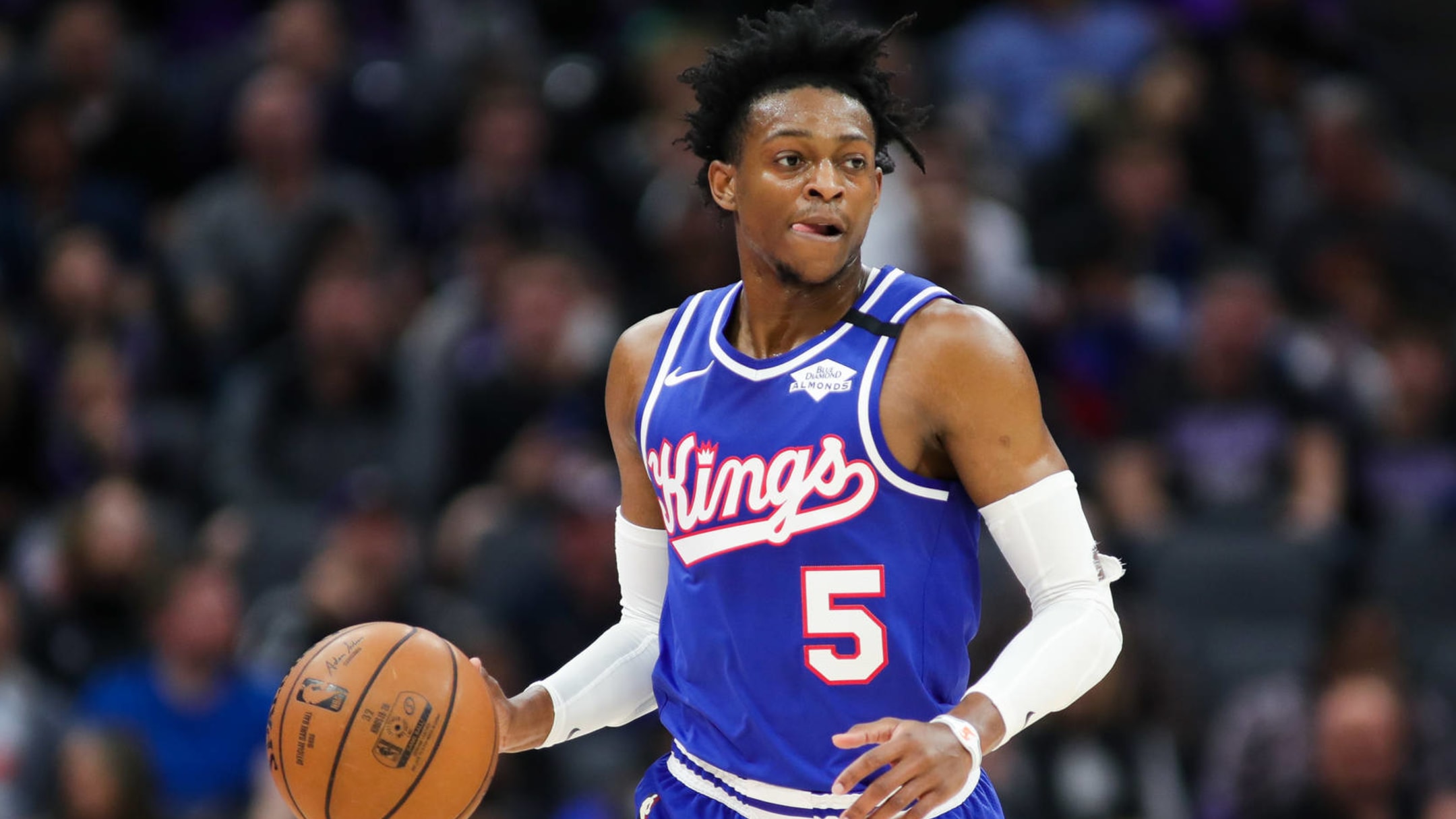 De'Aaron Fox injury update: Kings PG plays through tight hamstring in  Friday's loss to Raptors - DraftKings Network