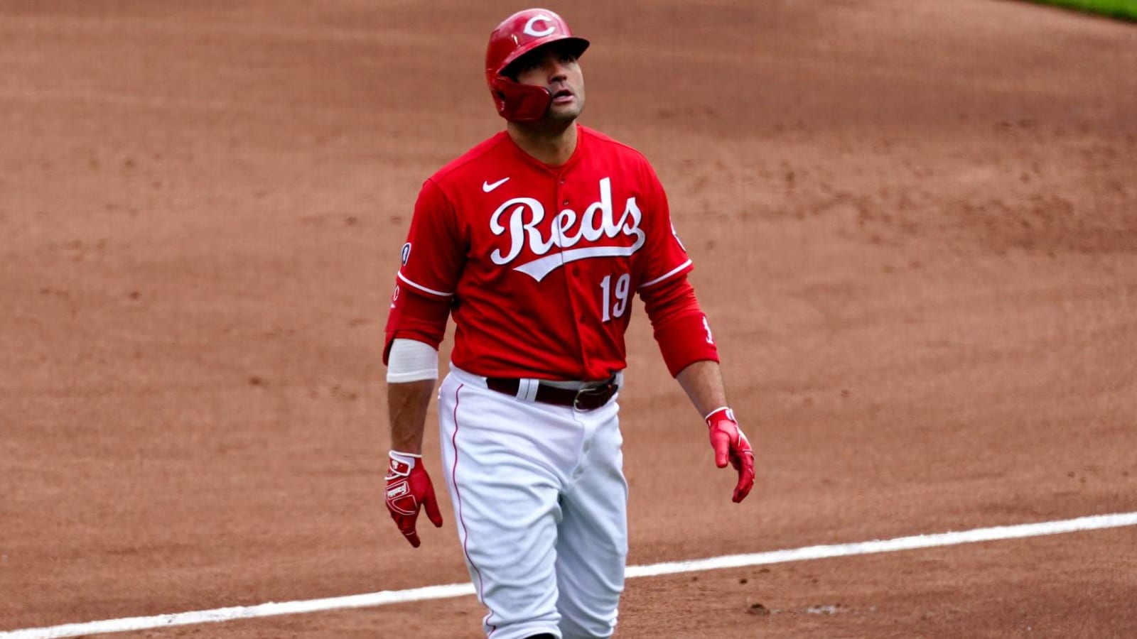 Reds' Joey Votto exits game with left thumb injury