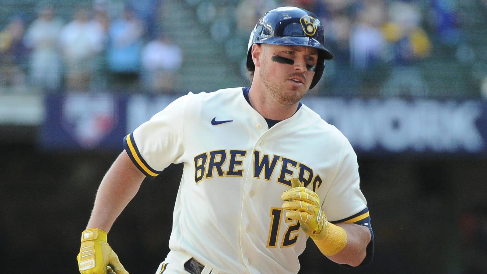 Brewers smash three home runs in 5-4 win over Reds