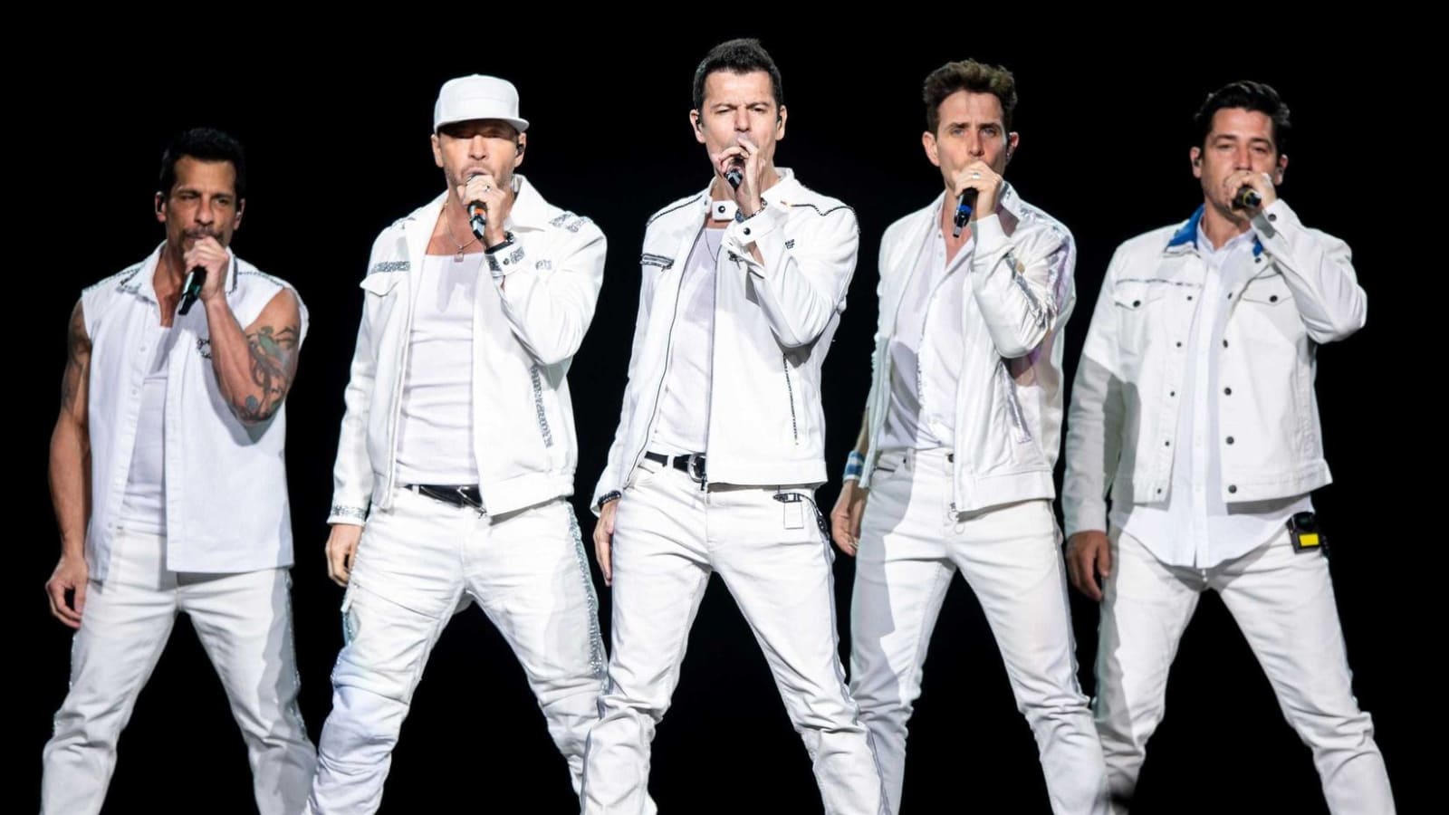 New Kids on the Block perform medley with Kelly Clarkson and Salt-N-Pepa