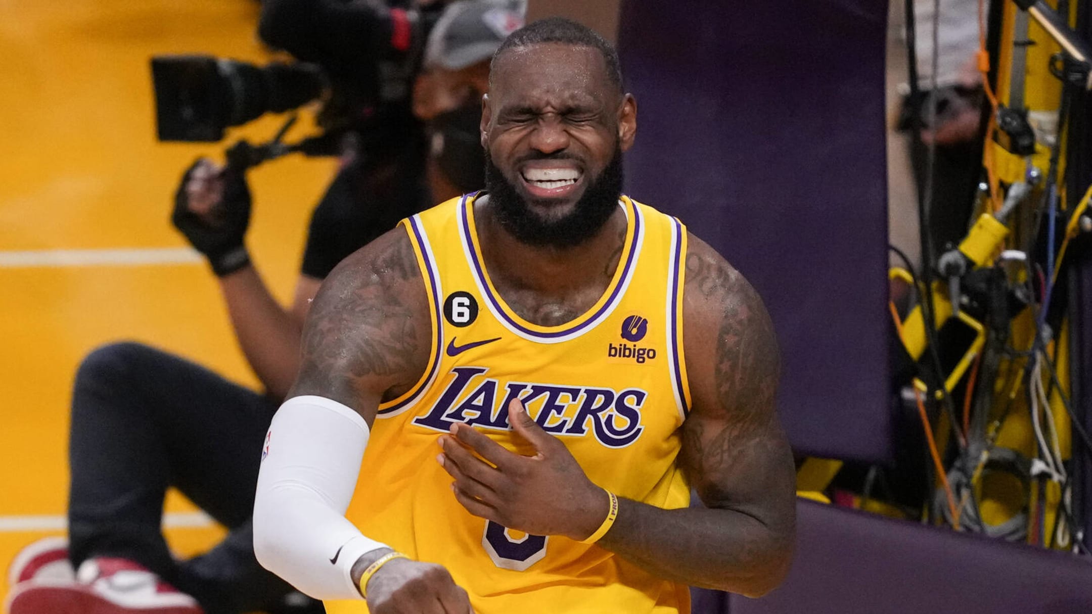 LeBron James' new No. 6 Lakers jersey photos leaked