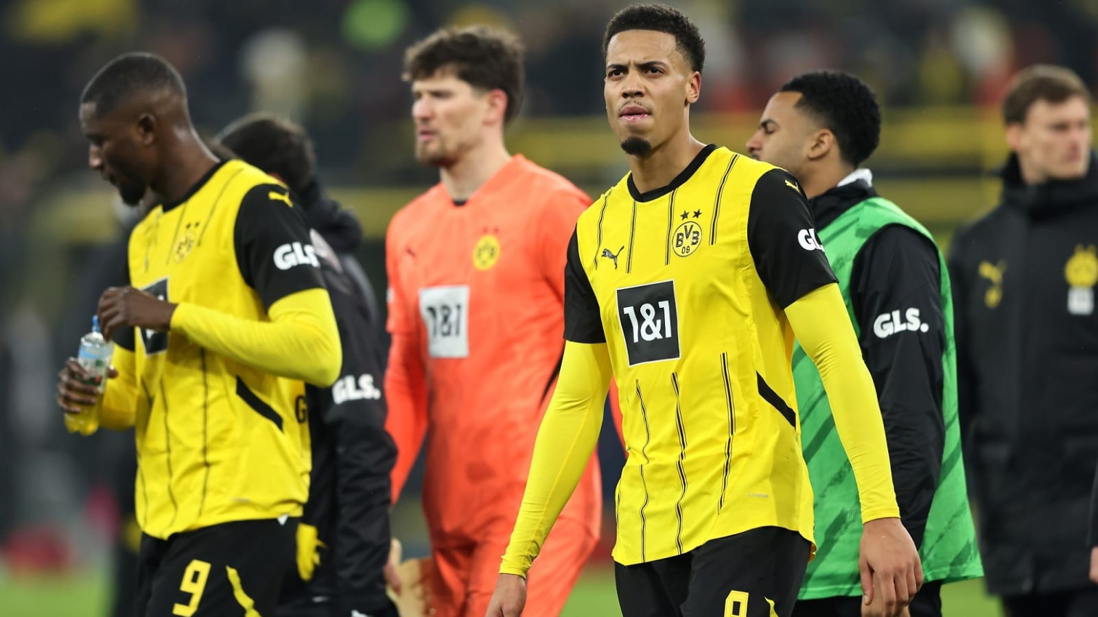 Man United & Chelsea target Bundesliga midfielder who wants Premier League move