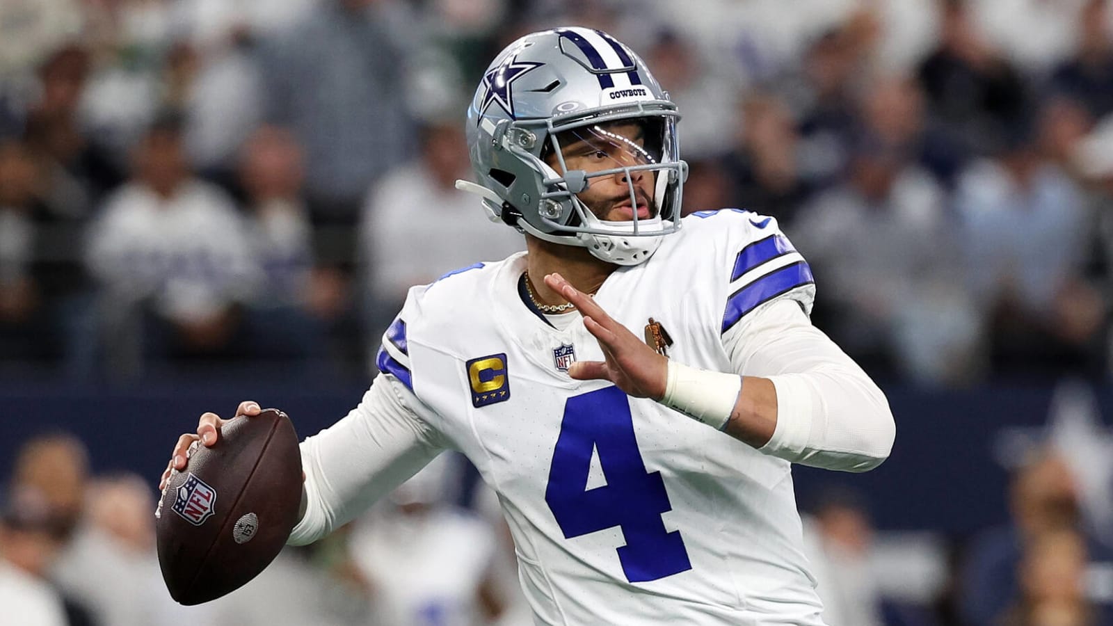 Cowboys don't intend to let star QB reach free agency