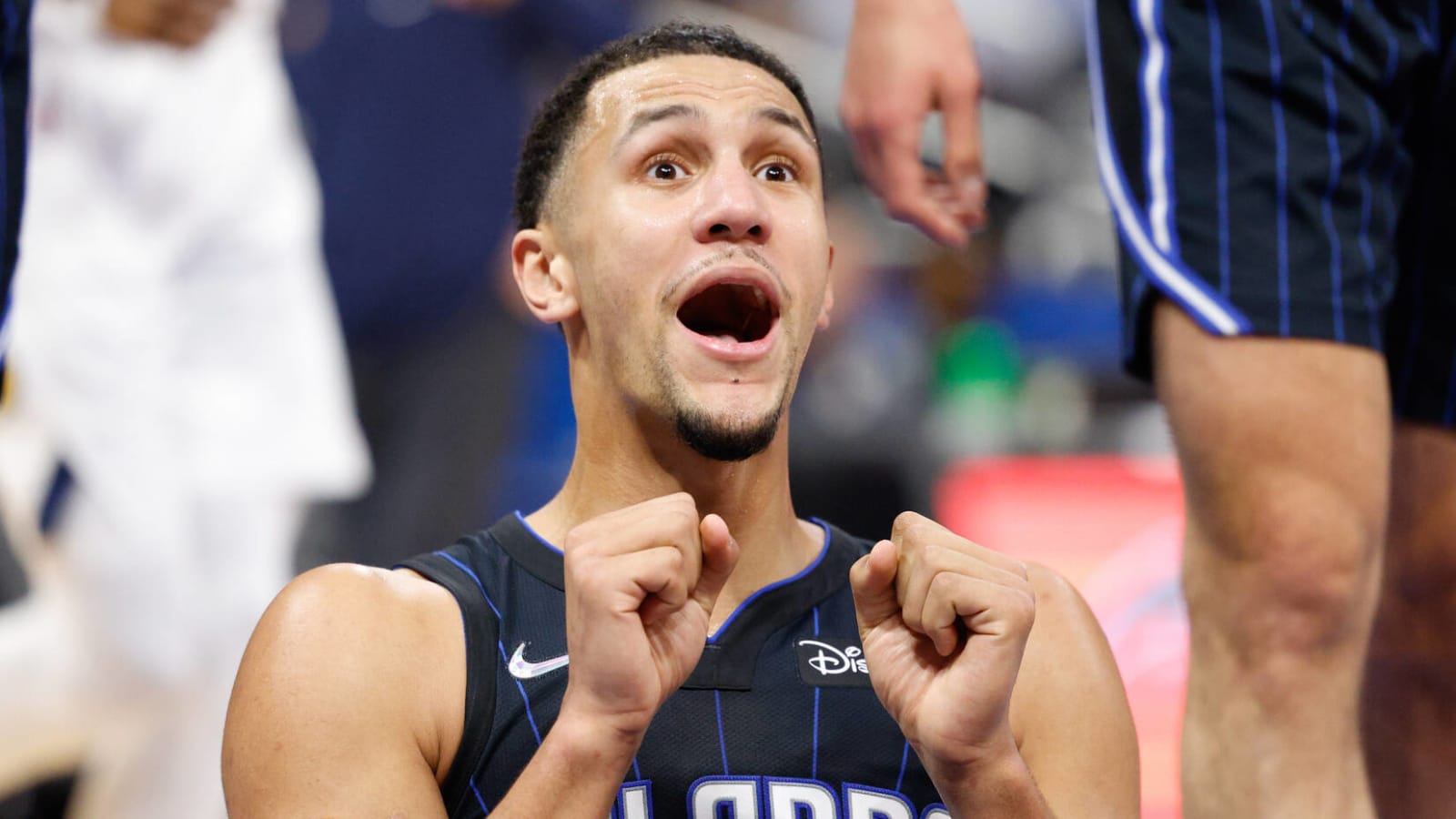 Watch: Jalen Suggs almost hurts teammate with water bottle