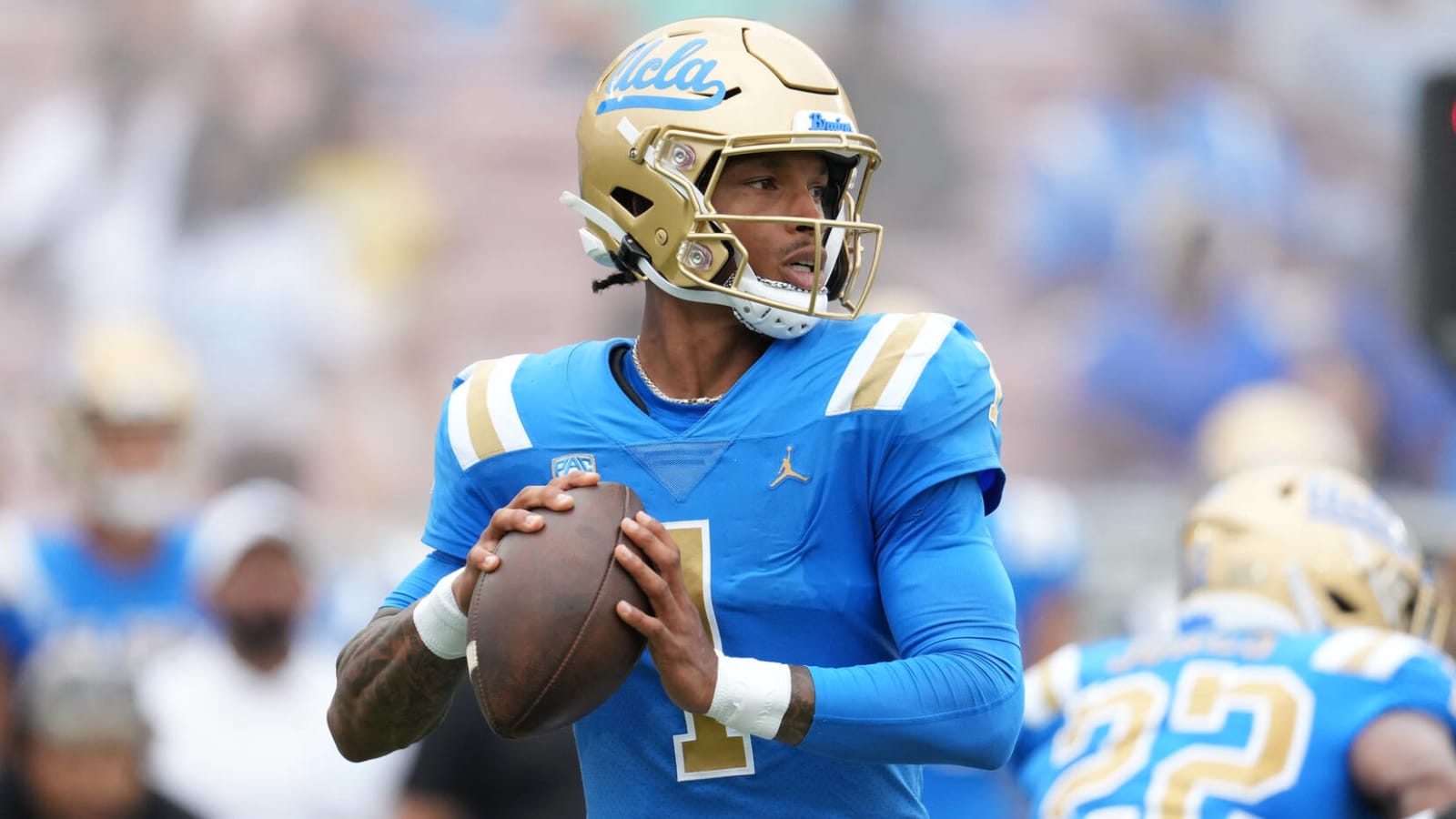 UCLA QB has amazing hurdle in upset win over Washington