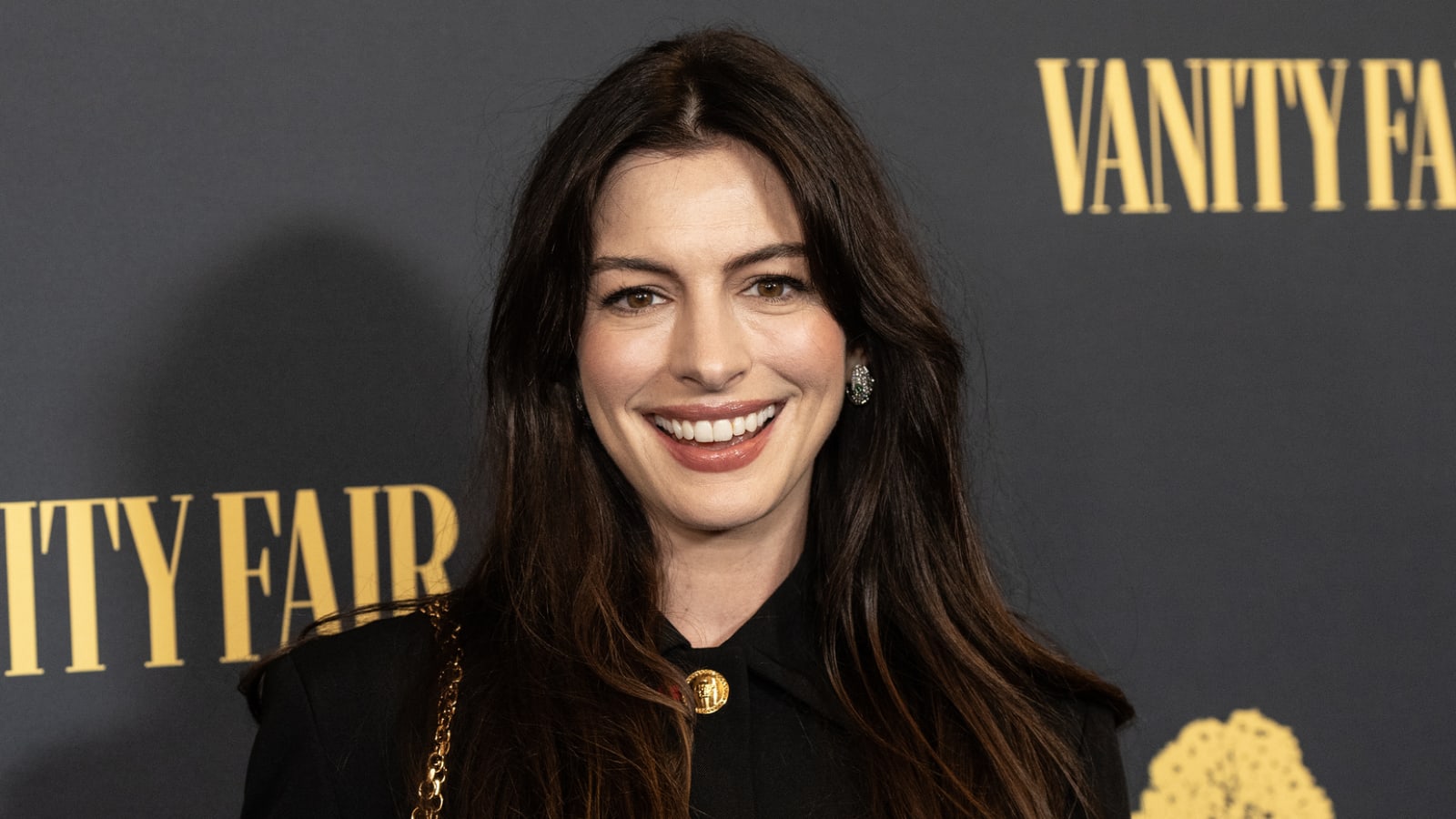 Anne Hathaway has message for Knicks star after courtside crash