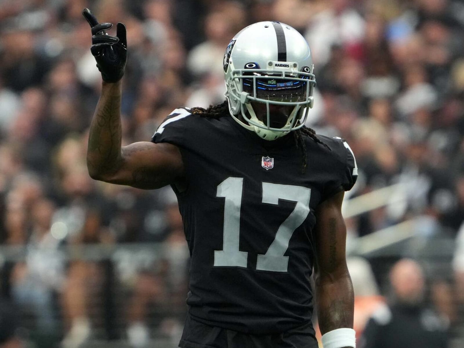 Raiders' Davante Adams charged for shoving photographer