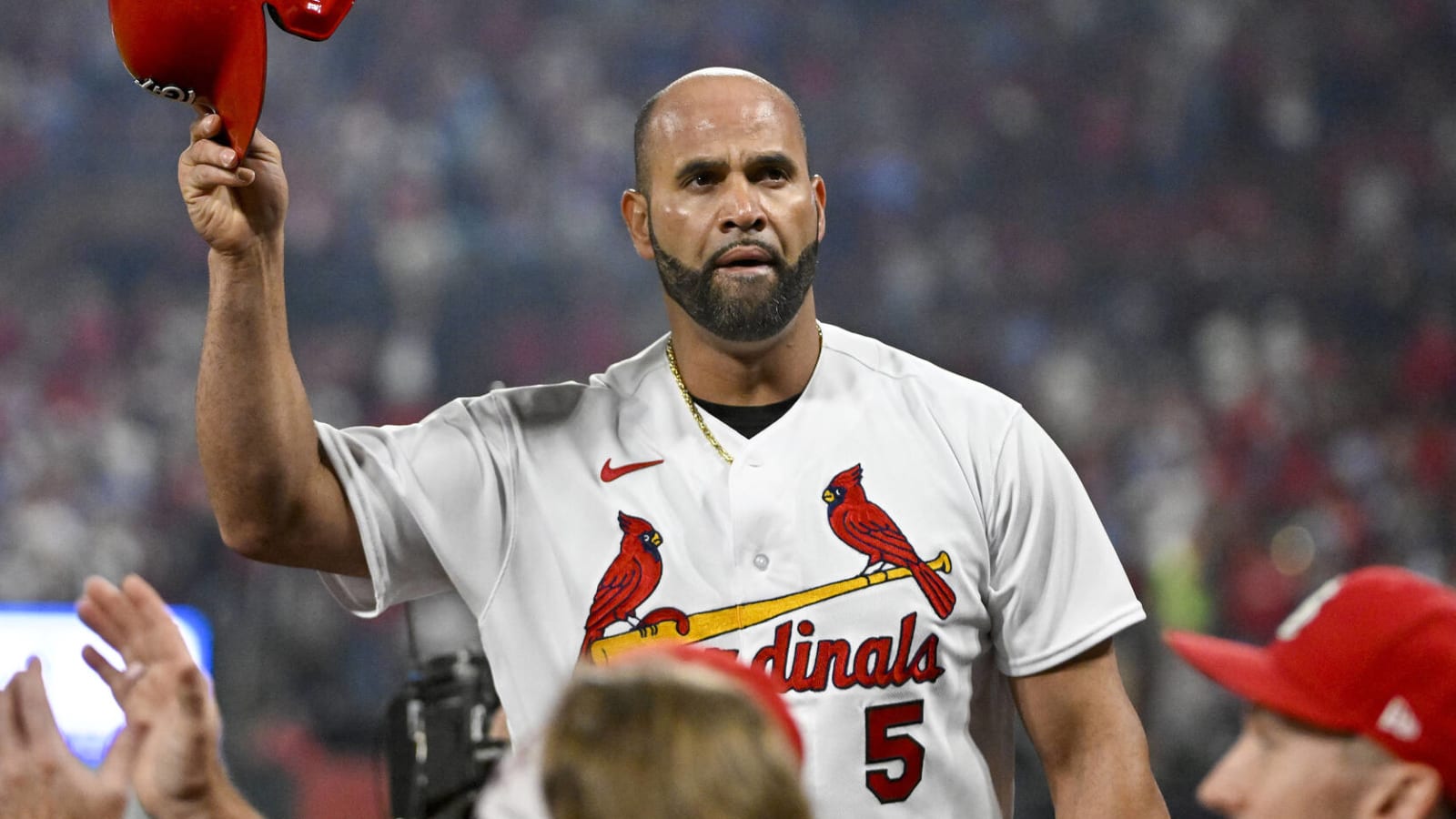 Albert Pujols hits HR No. 701, gets standing ovation