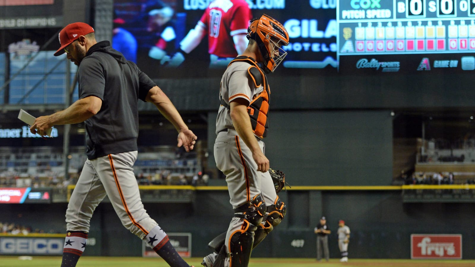 Giants catcher Buster Posey suffers thumb injury