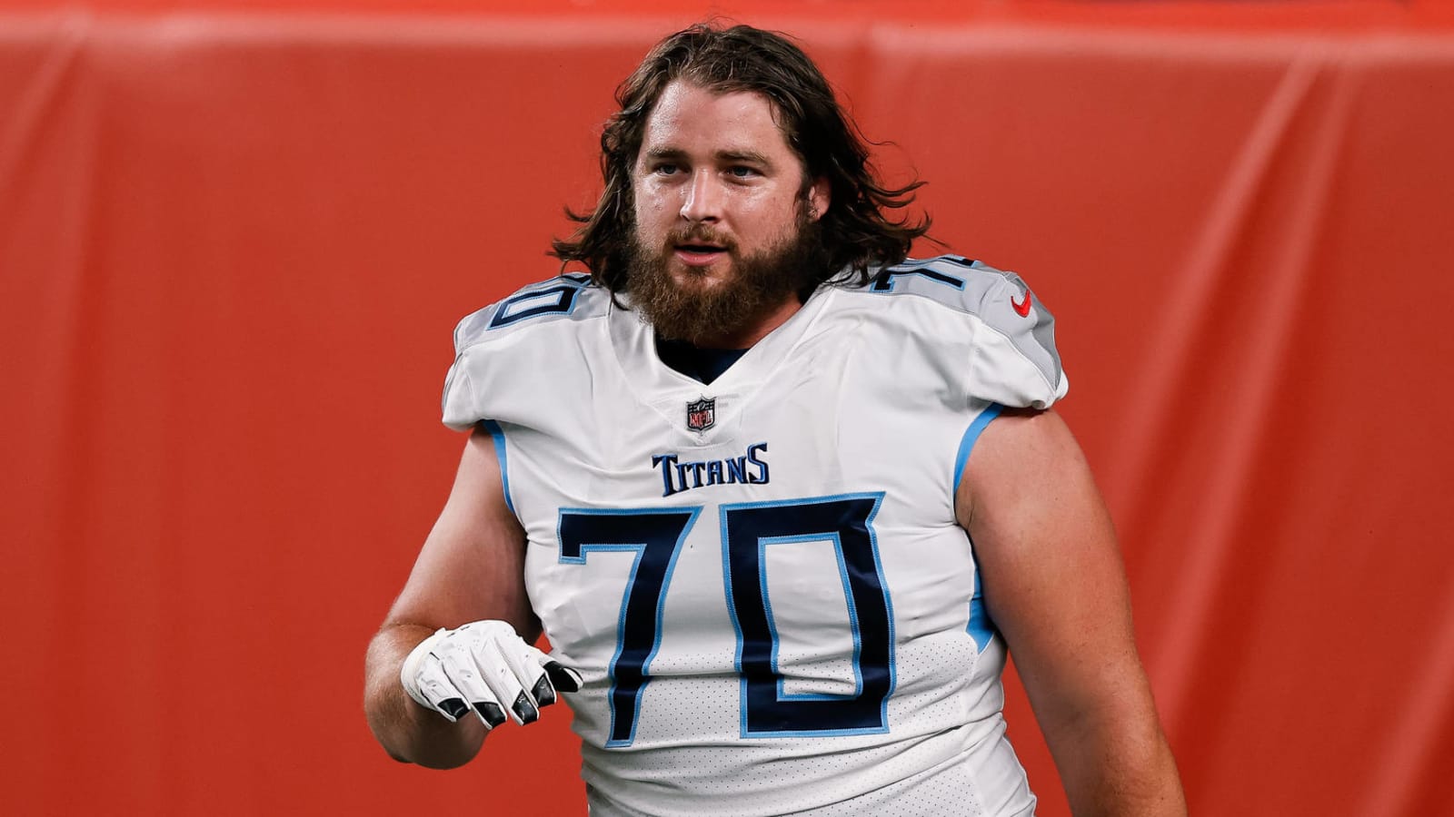 Titans to re-sign T Ty Sambrailo