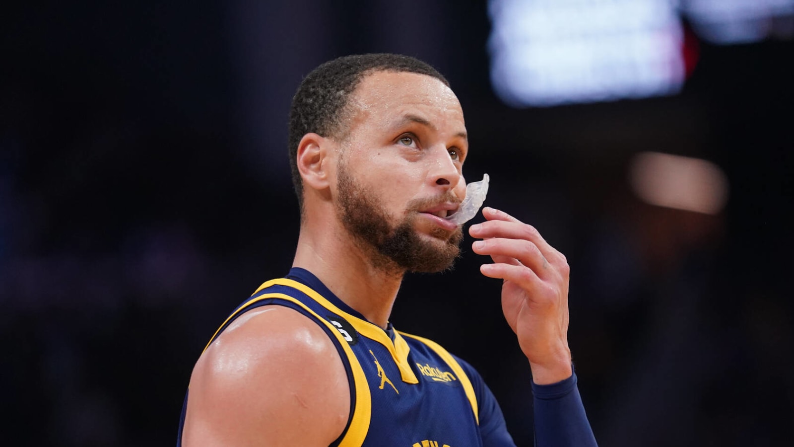 Warriors' Stephen Curry to undergo MRI on injured knee