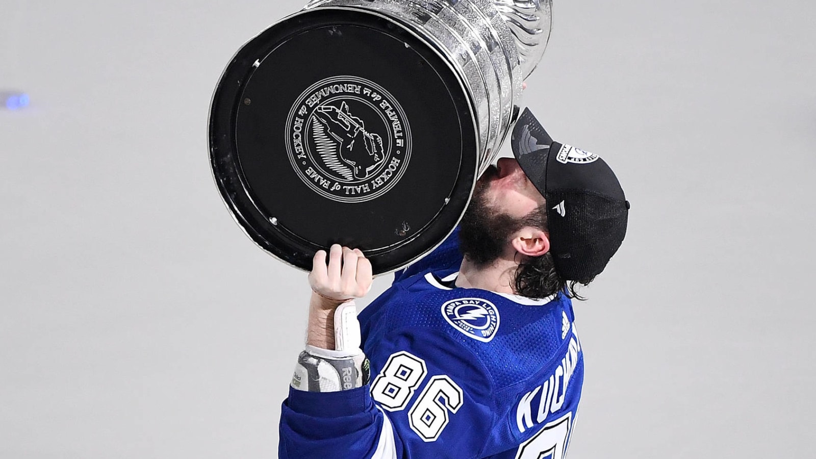 Shirtless Nikita Kucherov takes shot at Canadiens fans