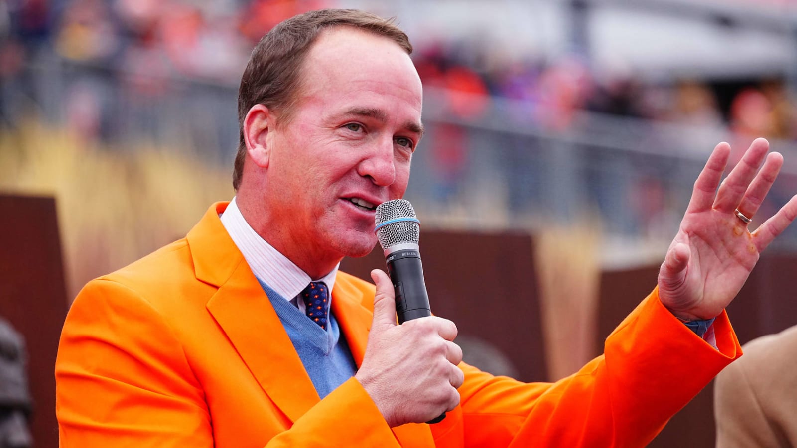 Peyton Manning and John Elway involved in rival bids for Broncos?