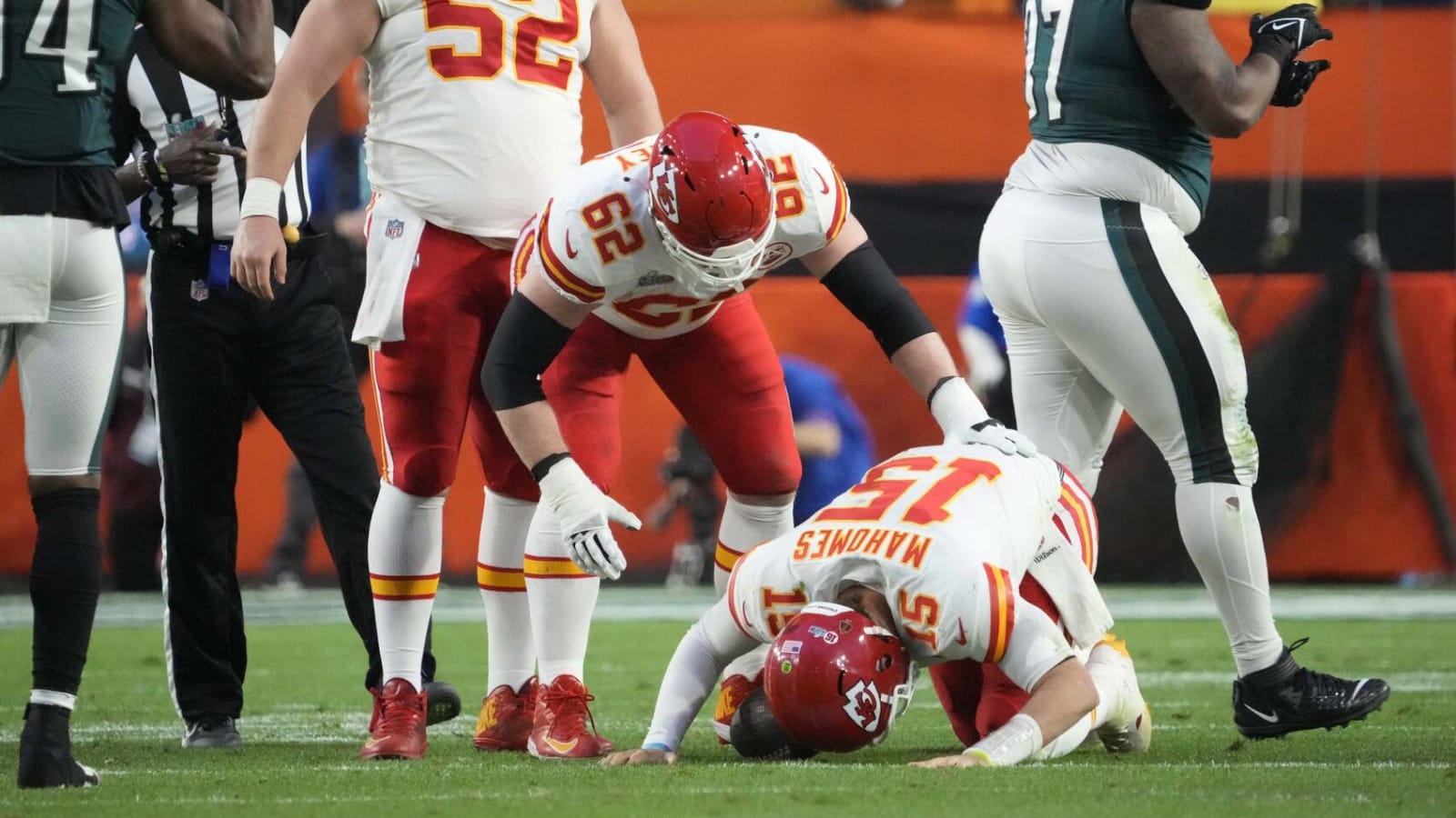 Mahomes comes up limping after taking sack