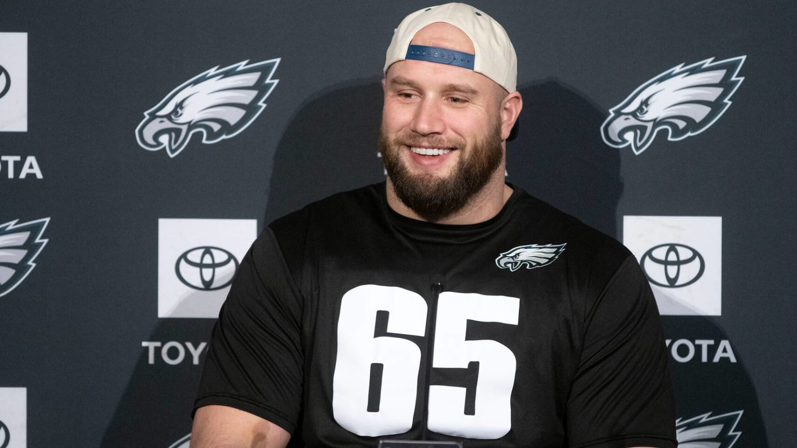 Eagles give star lineman $33M extension