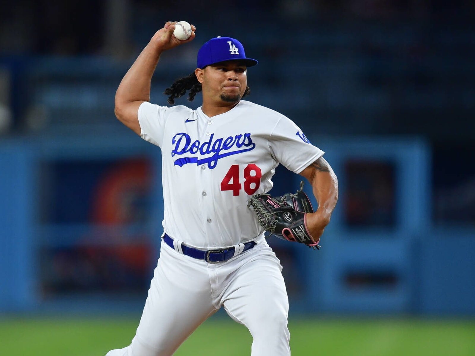 Brewer Tosses First Pitch on Lakers Night at Dodger Stadium