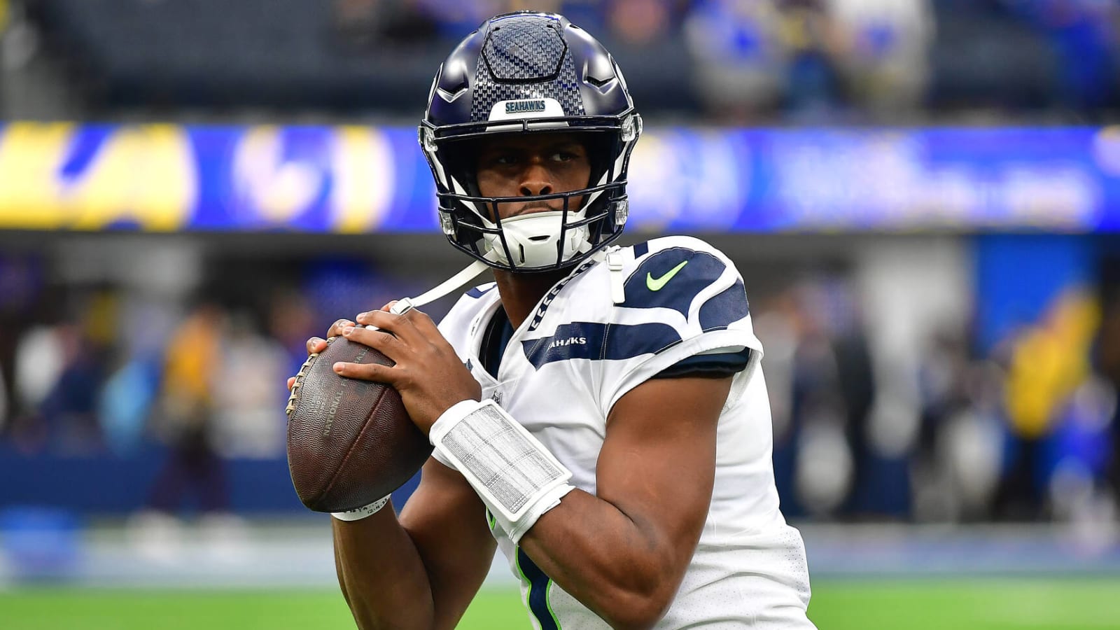 Analyst: Seahawks would be 'foolish' to move on from Geno Smith