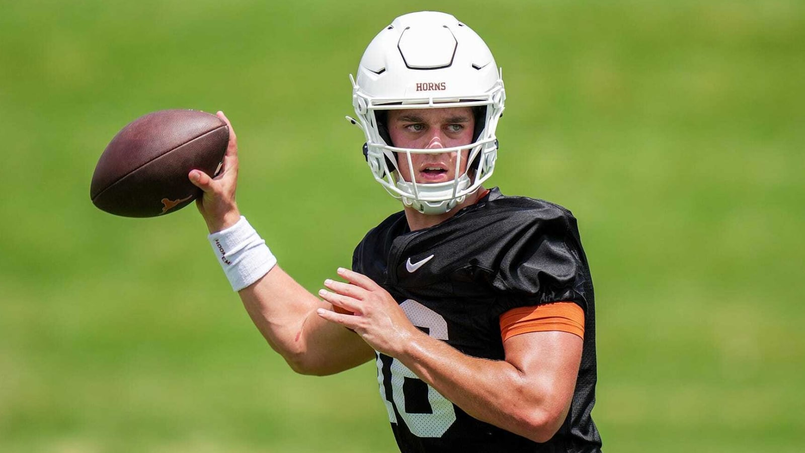 Watch: Texas QB Arch Manning gets huge reception vs. Colorado State